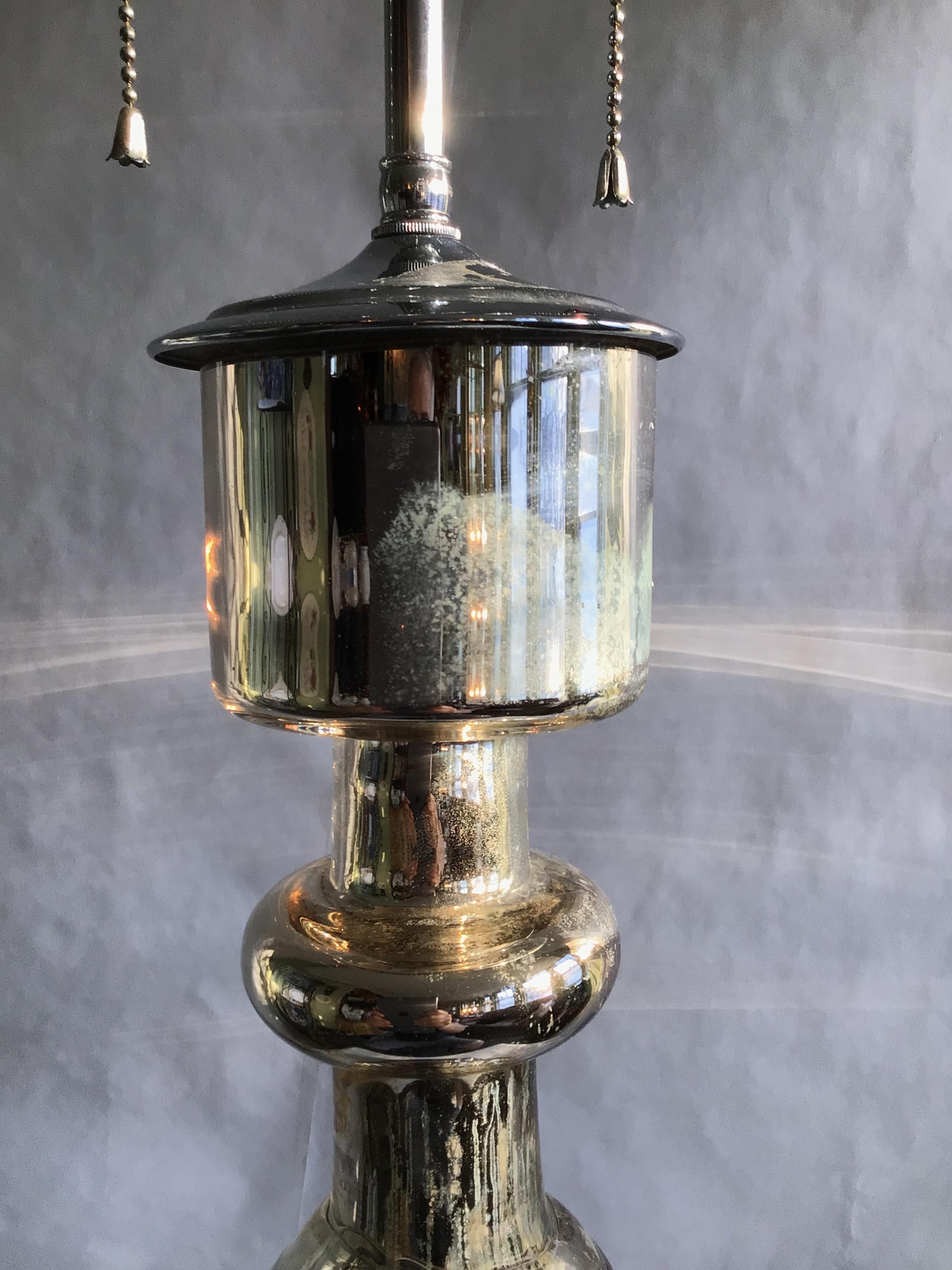 Lámpara de mesa de cristal de mercurio de los años 70 con base de madera pintada en Bueno estado para la venta en Tarrytown, NY