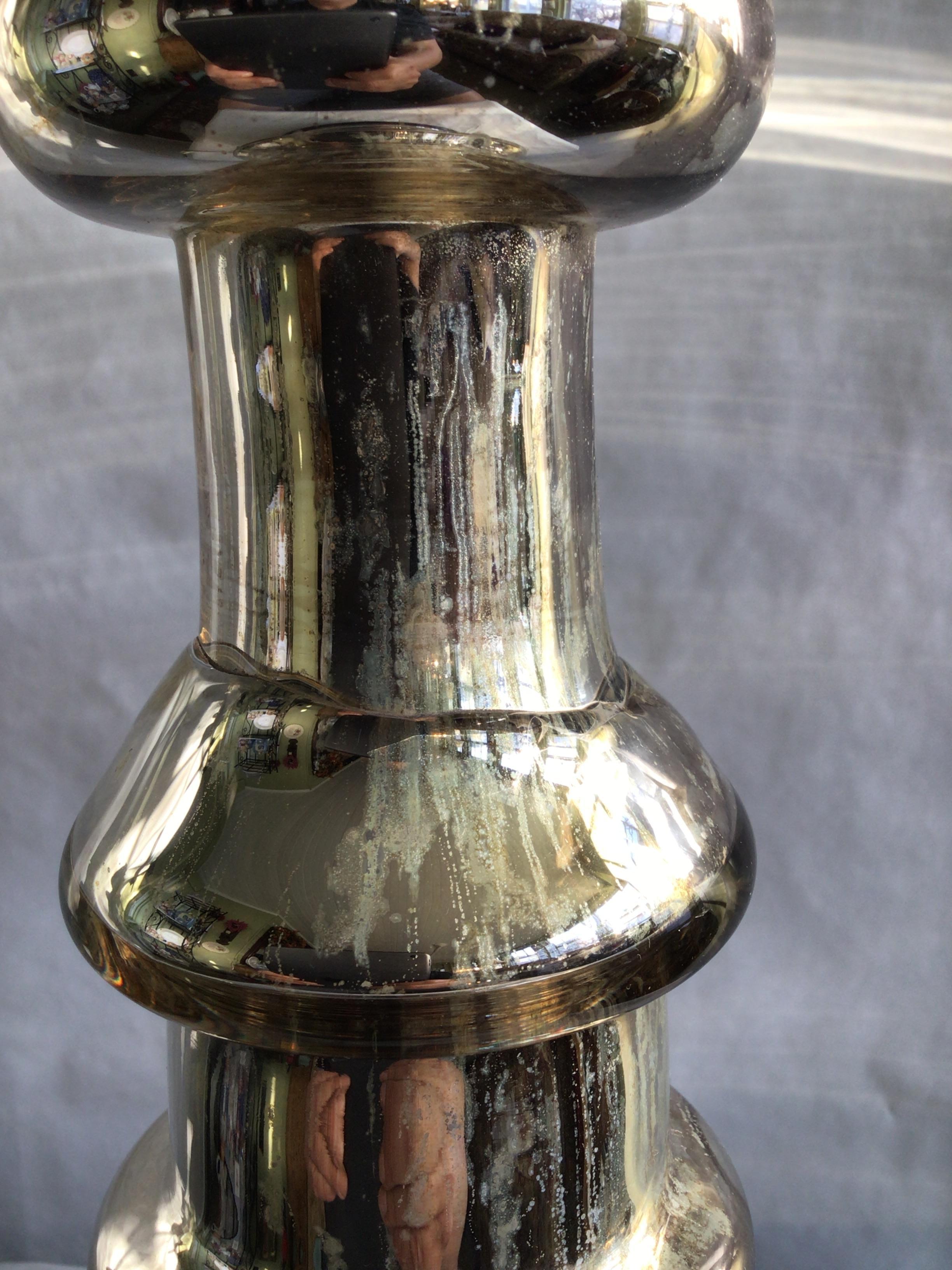 Lámpara de mesa de cristal de mercurio de los años 70 con base de madera pintada en venta 2