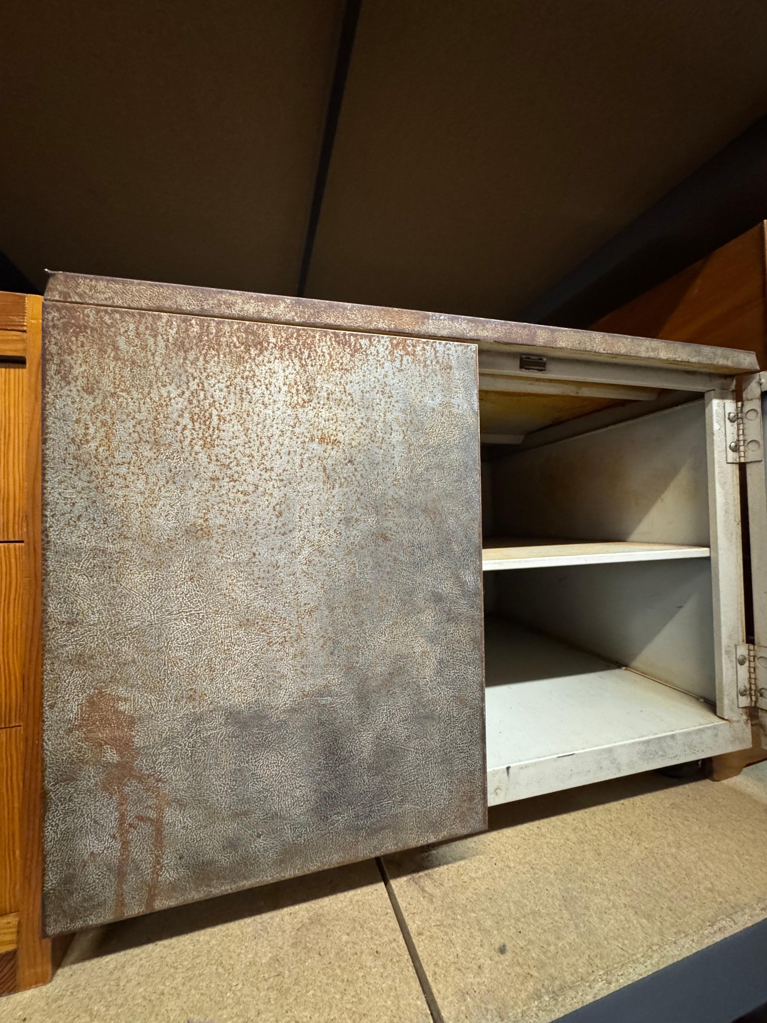 Unità architettonica in metallo su ruote degli anni '70
Questo mobile da architetto in metallo degli anni '70 è un pezzo di design di metà secolo, sorprendente e versatile, che combina il carattere industriale con una pratica funzionalità. Grazie