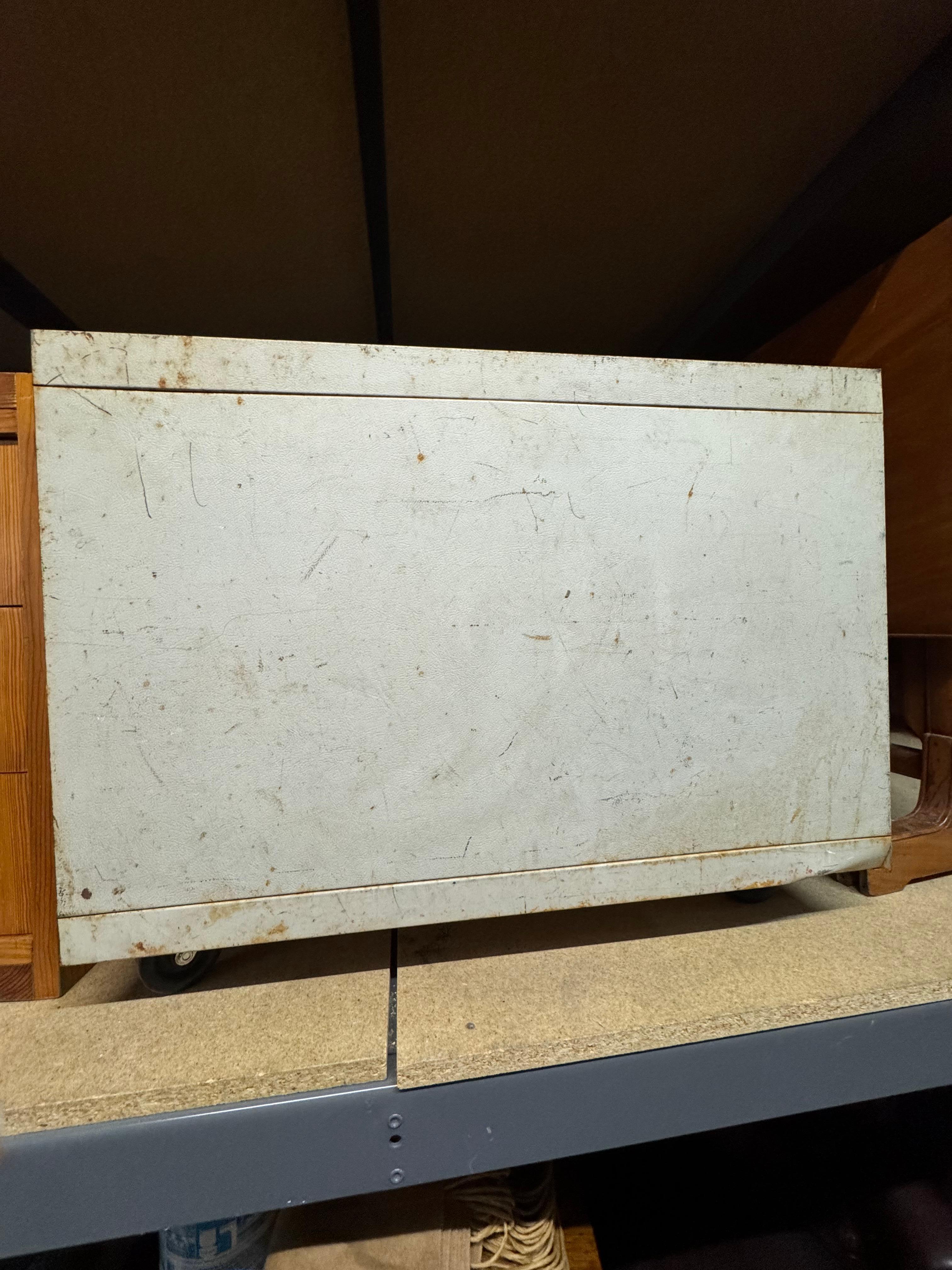 Unità architettonica in metallo su ruote degli anni '70 In condizioni deteriorate in vendita a New York, NY