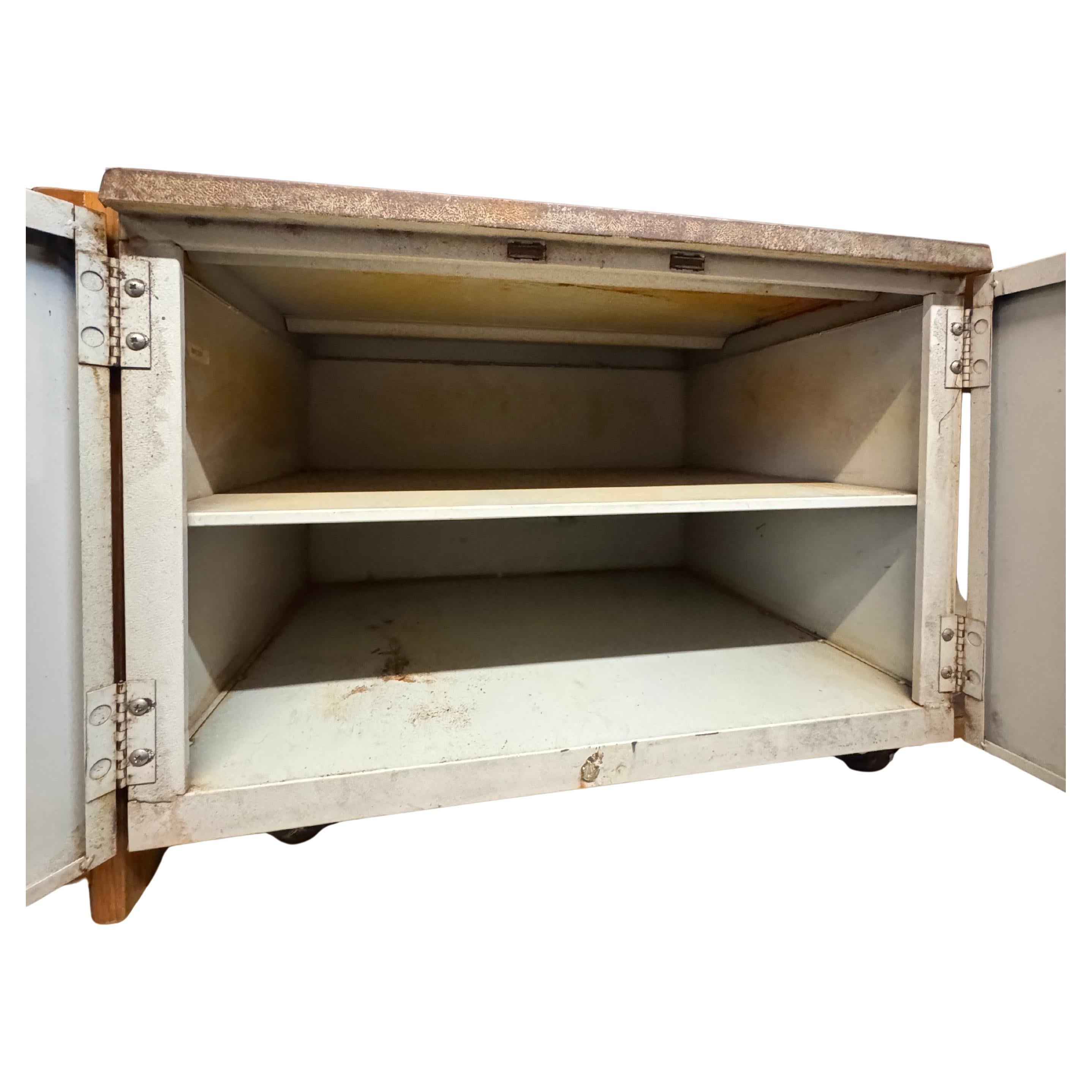 Unità architettonica in metallo su ruote degli anni '70 in vendita 2