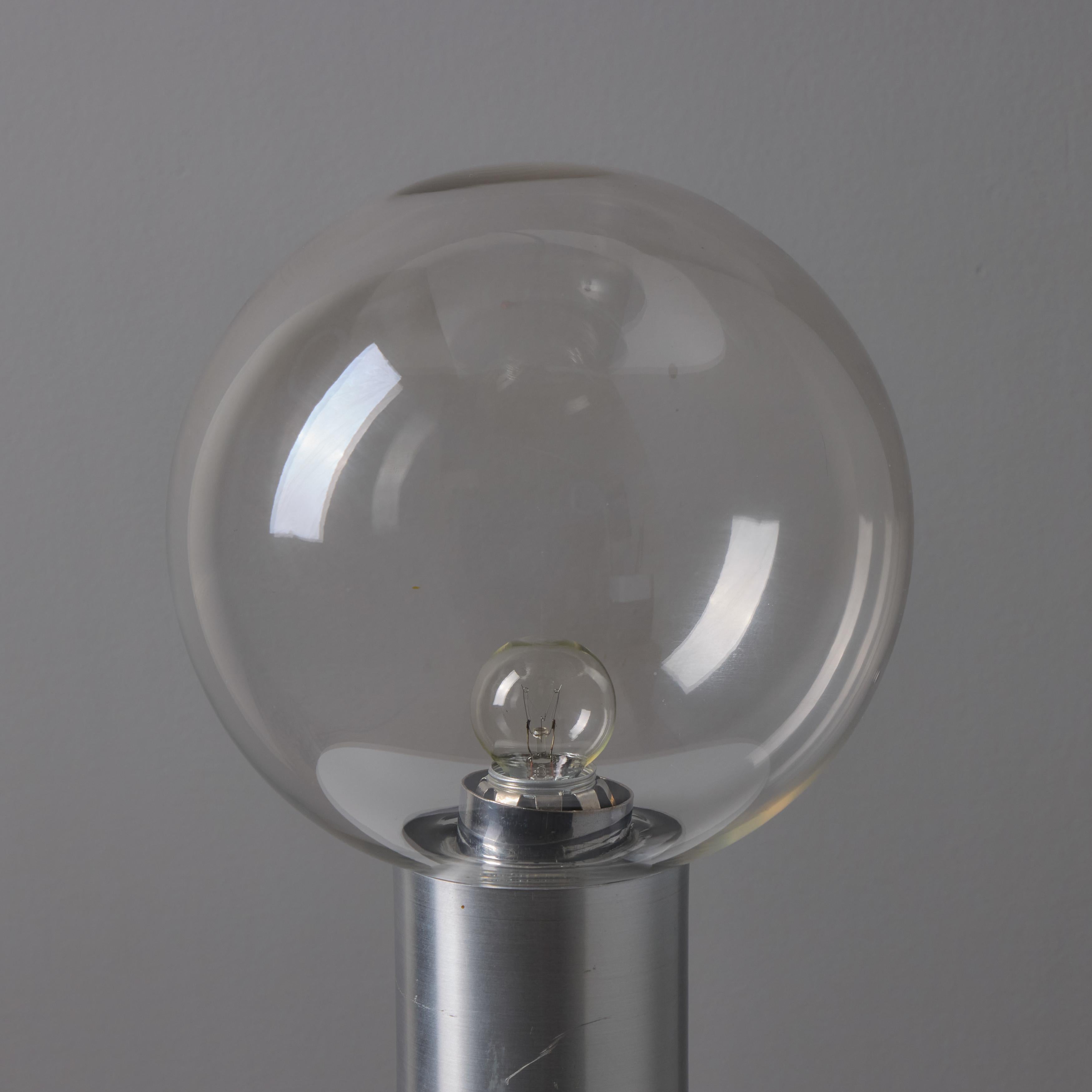 Aluminium Lampe de table en métal et verre des années 1970 à la manière d'Achille Castiglioni en vente