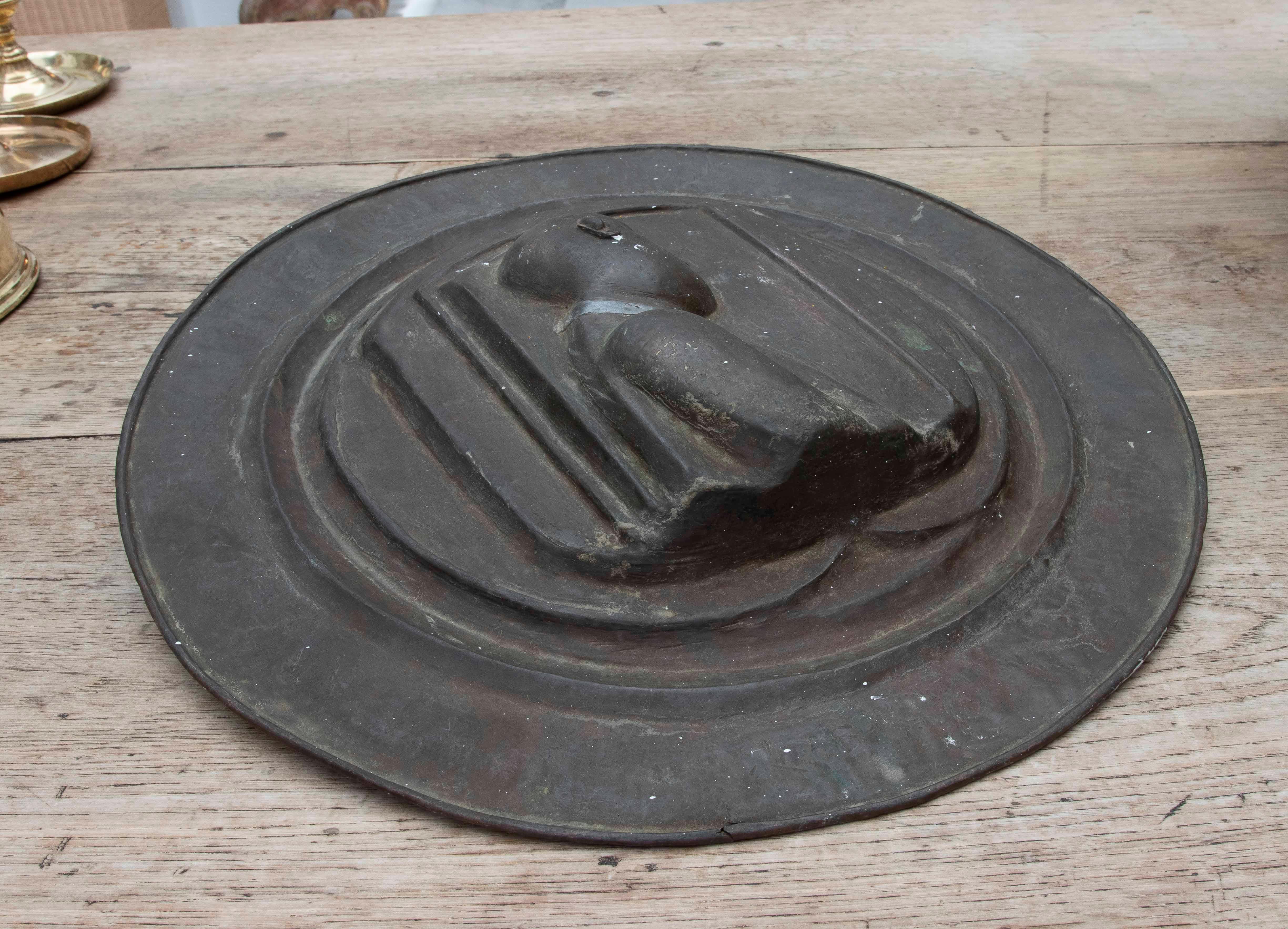 Interesting circular plaque cast in patinated bronze with a bas-relief male portrait, depicted in left profile in a solemn attitude. The figure appears dressed in period clothing, possibly from the 19th century, framed by a straight-lined