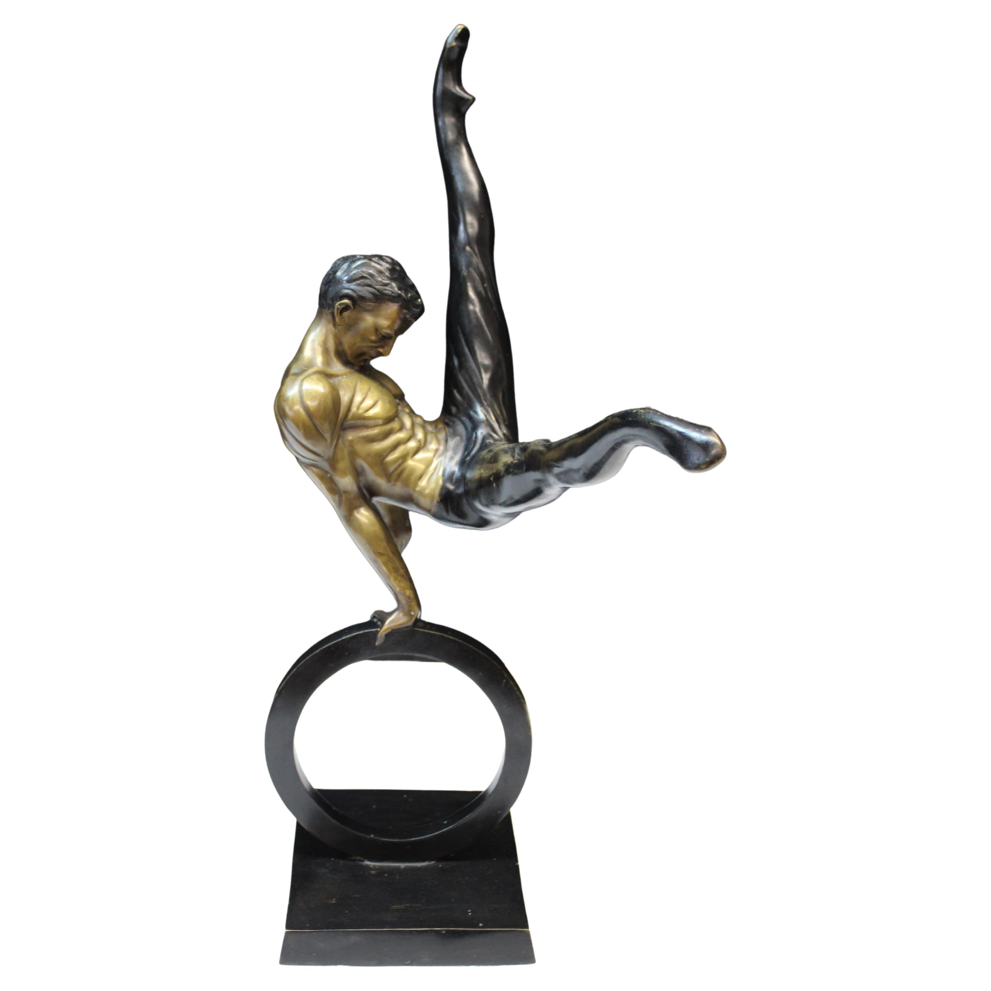 Sculpture en métal des années 1970 représentant un acrobate ou un gymnaste