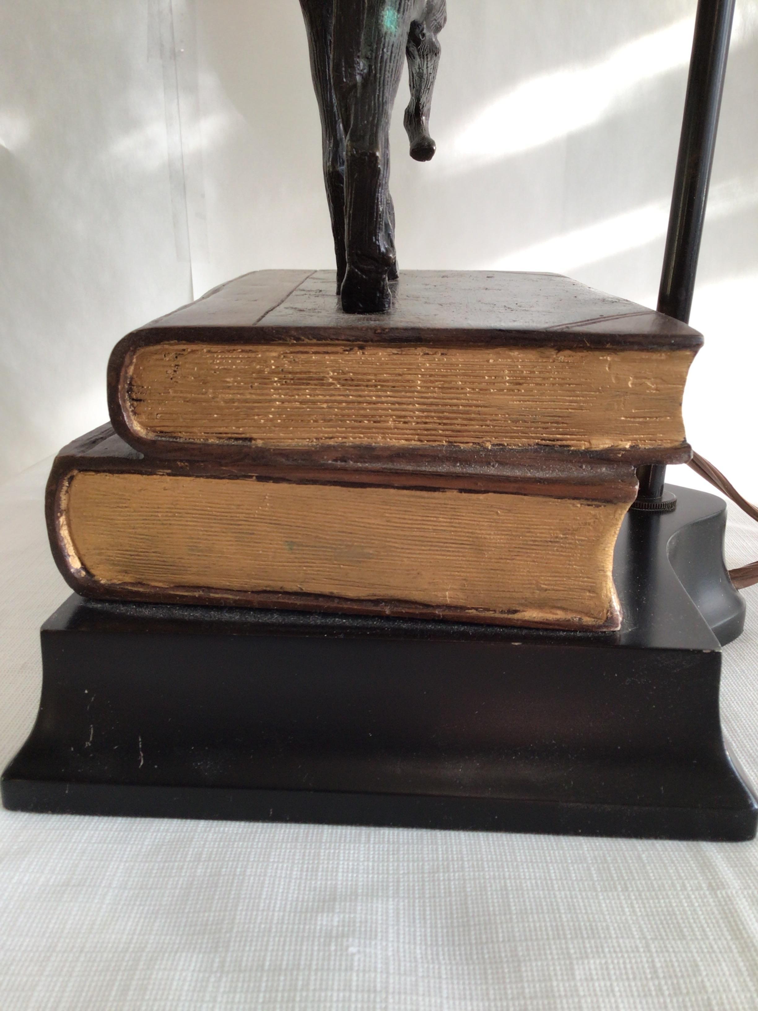 1970er Jahre Metall-Bücherlampe, Fledermaus / Windhund, stehend auf Stapel von Büchern im Angebot 3