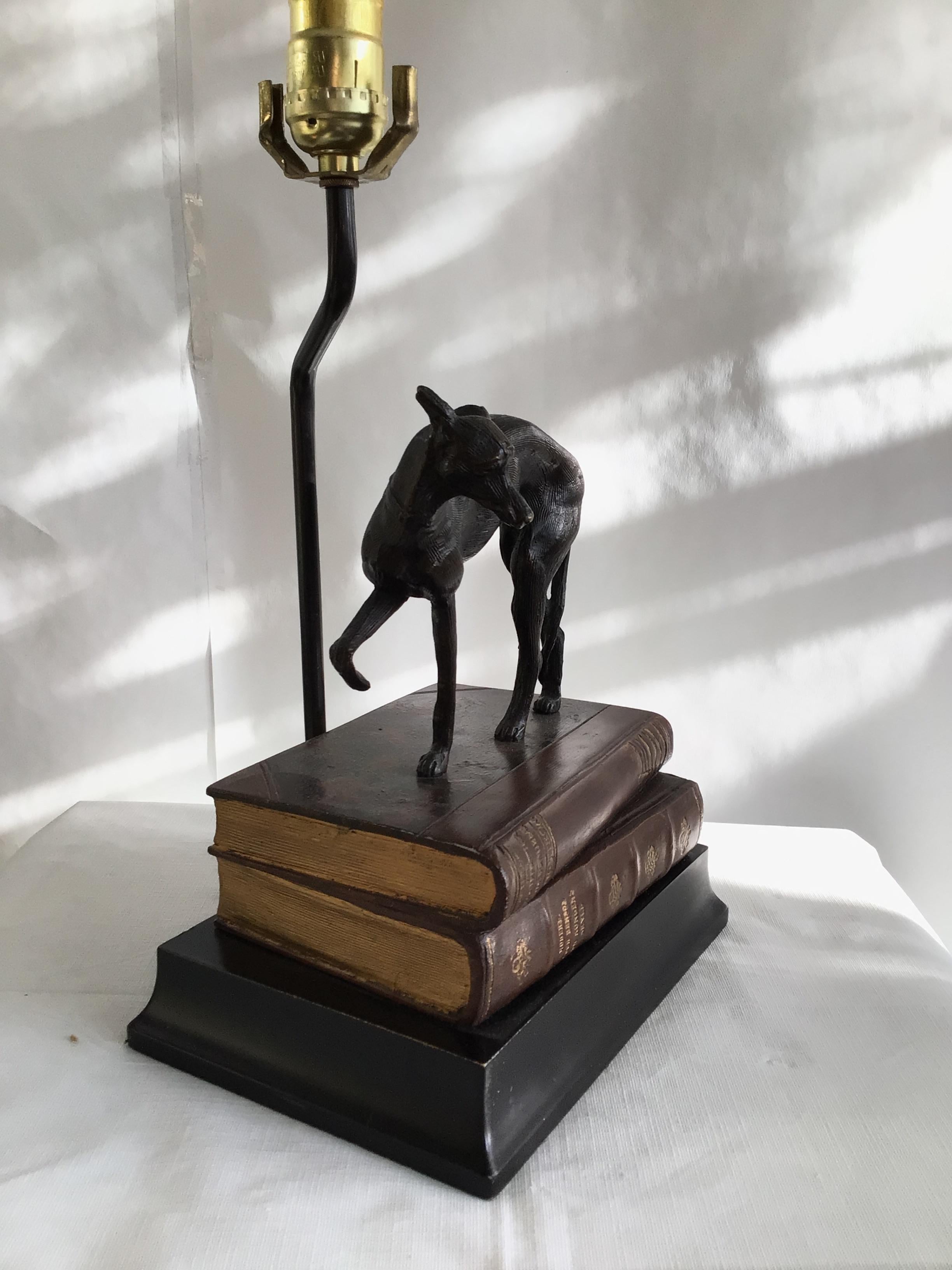 1970er Metall Whippet / Windhund Hund auf Bücherstapel stehend Lampe auf Holzsockel (bemalt)
Höhe: 15
