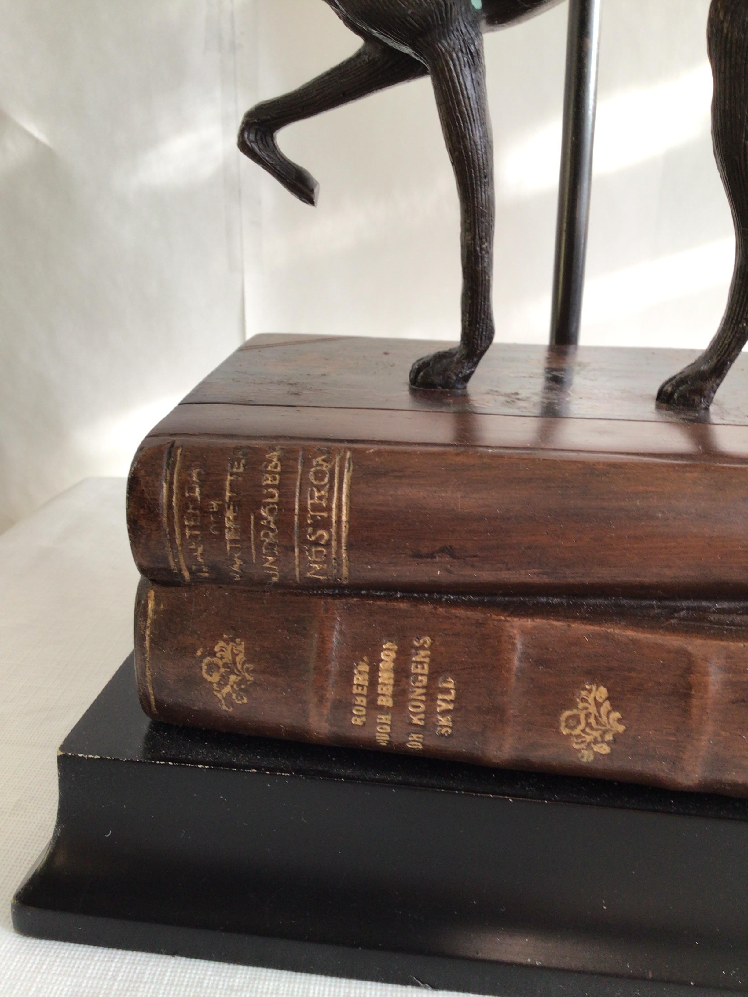 1970er Jahre Metall-Bücherlampe, Fledermaus / Windhund, stehend auf Stapel von Büchern im Angebot 1