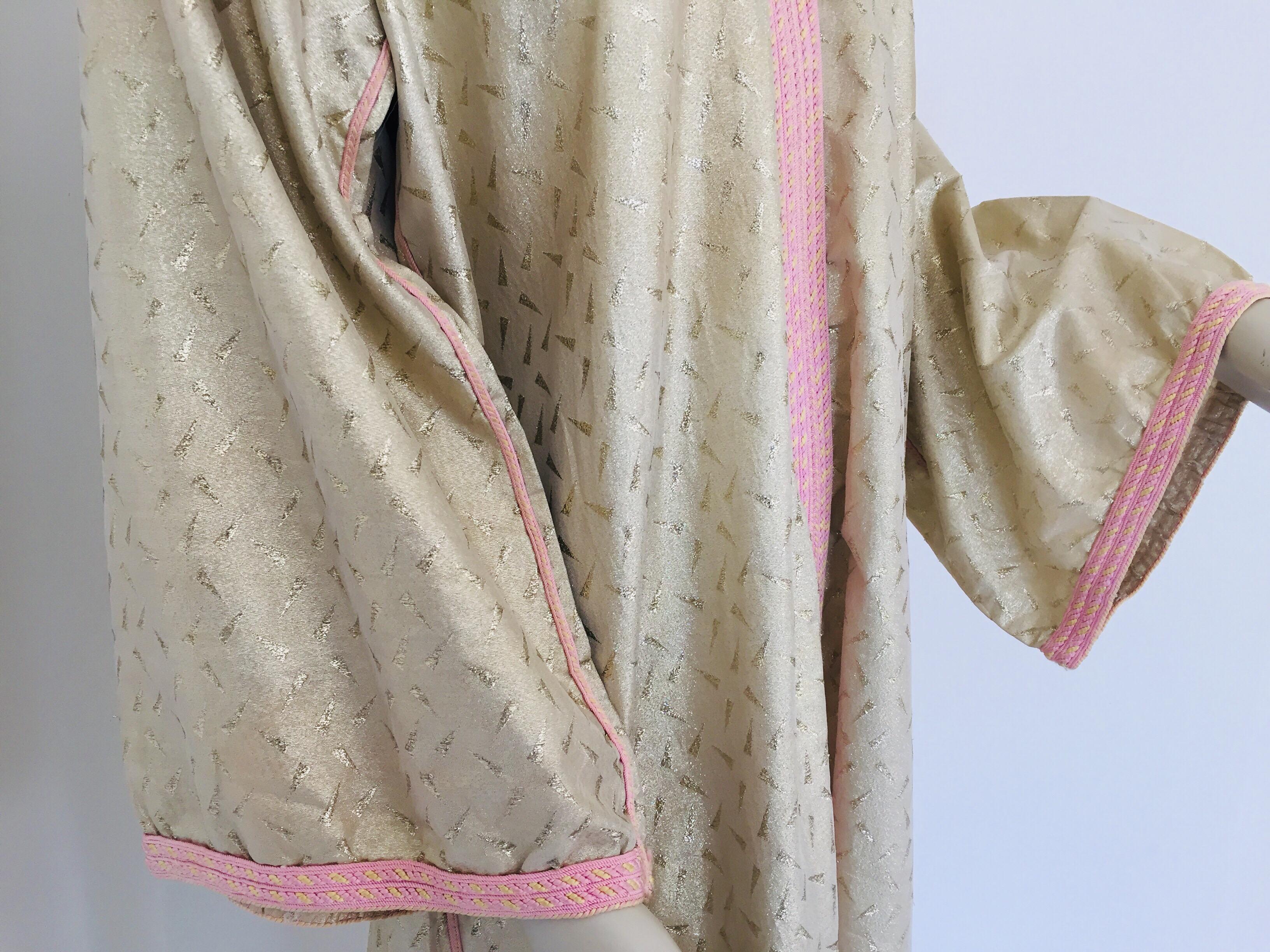 Caftan marocain caftan or métallisé des années 1970, robe longue caftan, Afrique du Nord, Maroc en vente 3