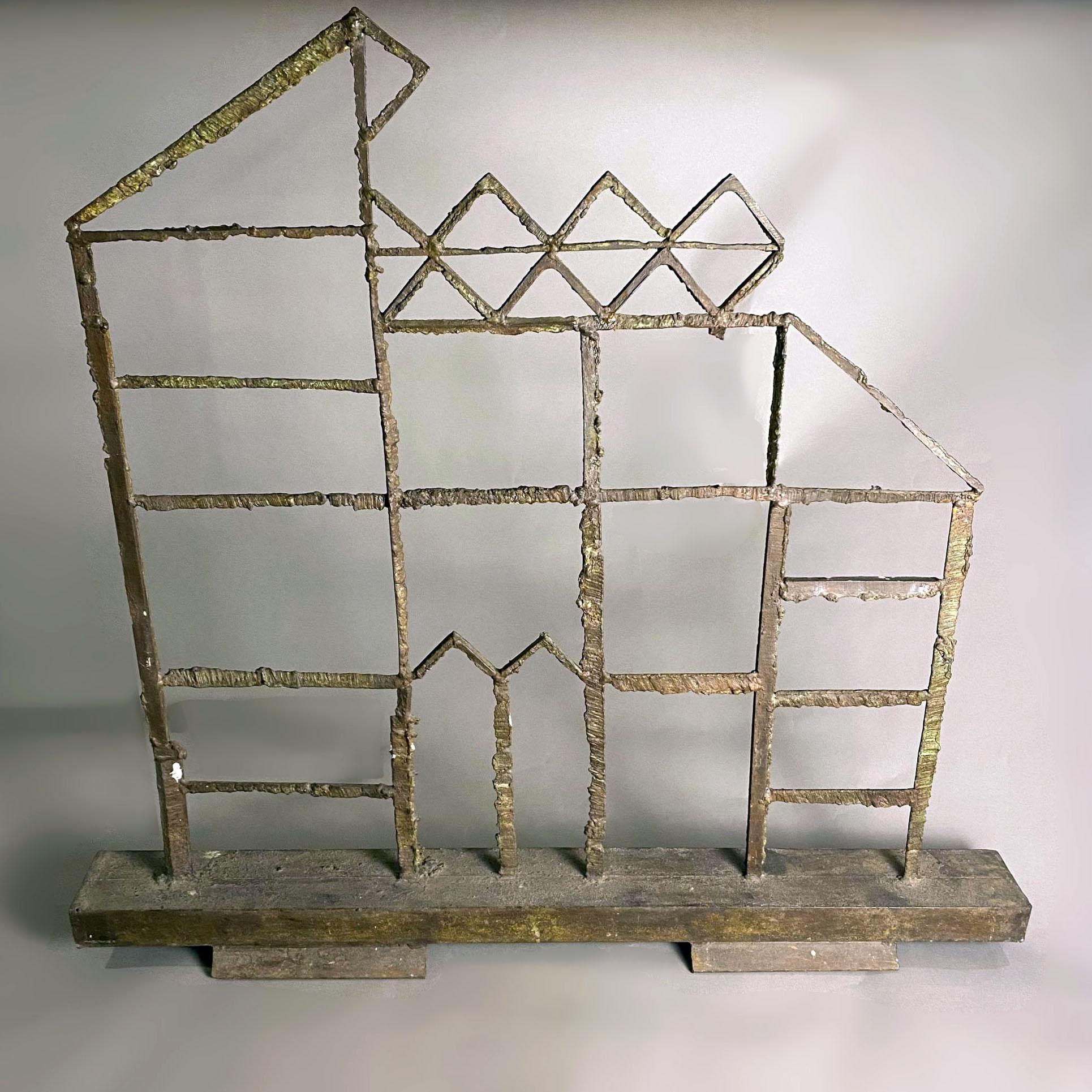 Una scultura brutalista messicana anonima degli anni '70 in acciaio martellato e saldato  a forma di casa. Il design geometrico della composizione è in perfetto equilibrio con la texture ruvida dell'acciaio. Il pezzo poggia su una base piatta. 

