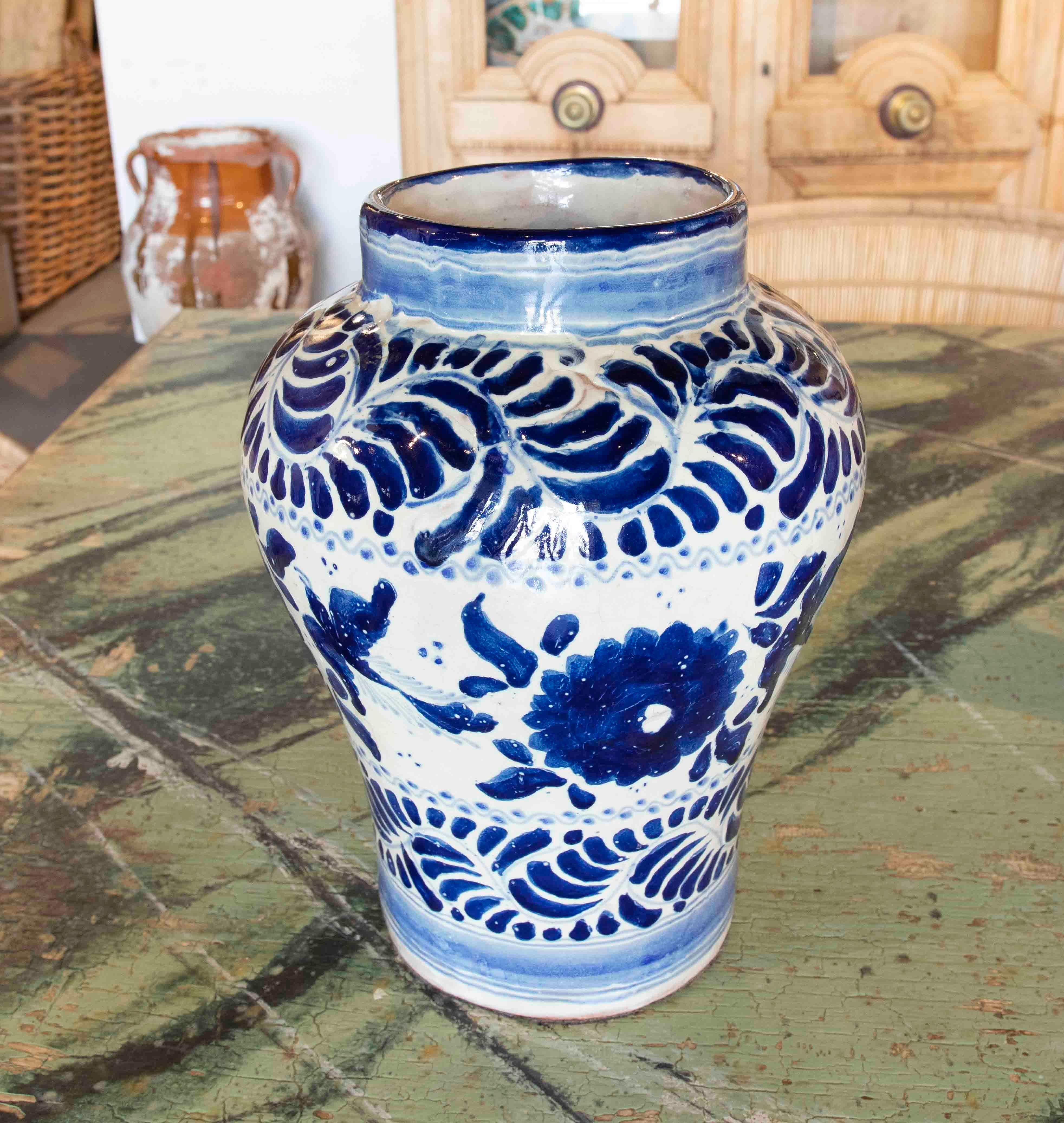 Mexikanische glasierte Keramikvase in Blautönen aus Puebla aus den 1970er Jahren  im Angebot 1