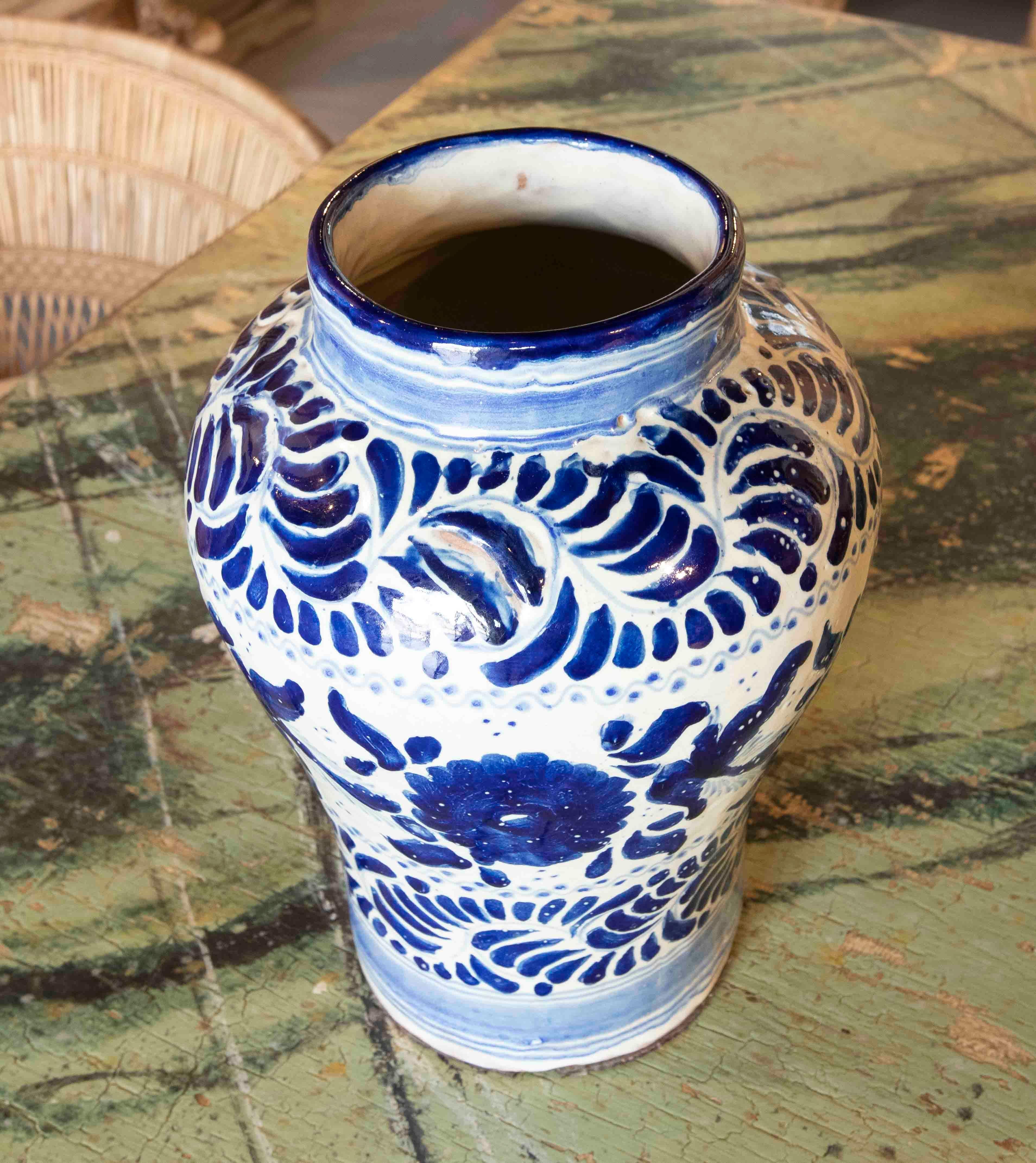 Mexikanische glasierte Keramikvase in Blautönen aus Puebla aus den 1970er Jahren  im Angebot 3