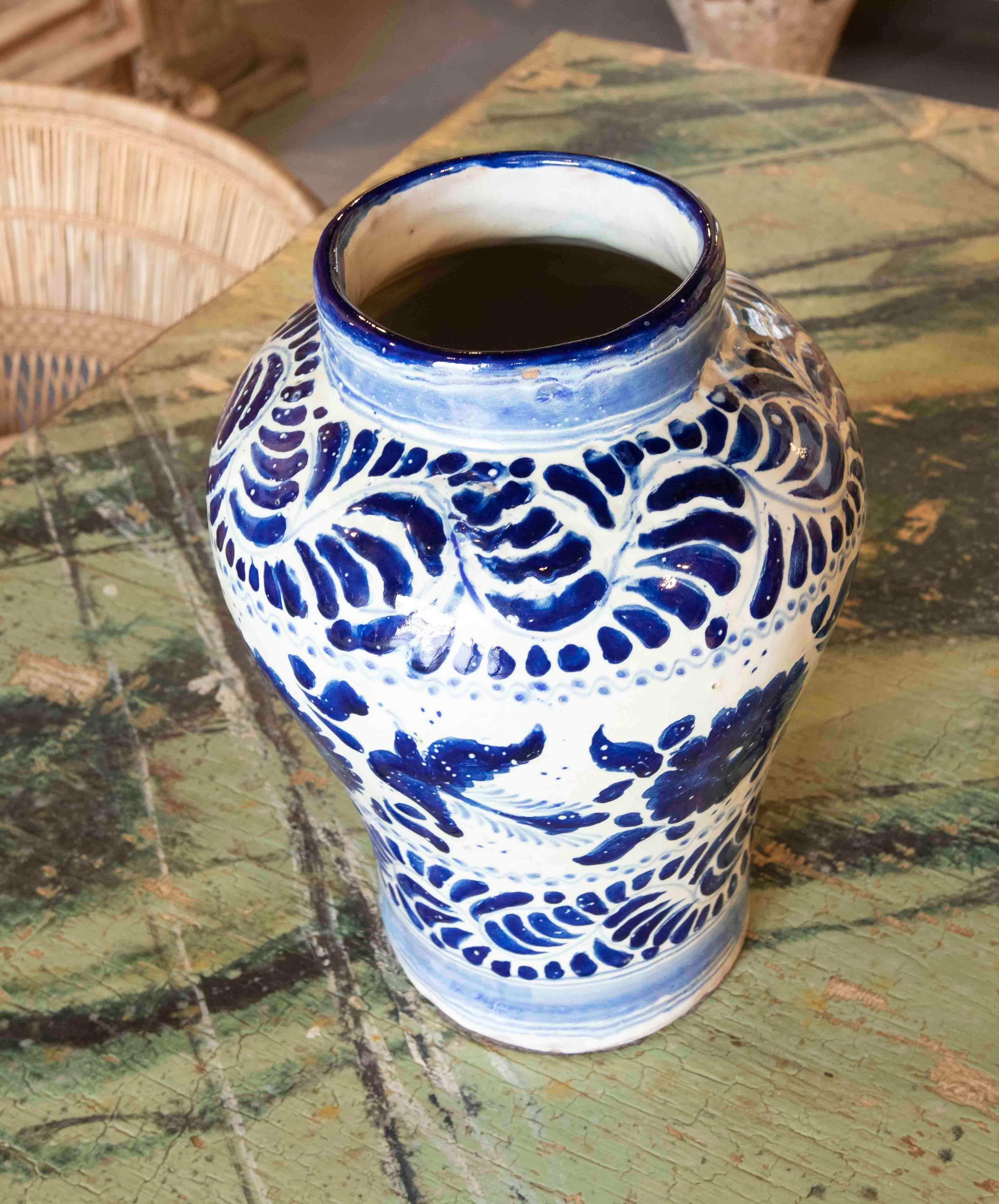 Mexikanische glasierte Keramikvase in Blautönen aus Puebla aus den 1970er Jahren  im Angebot 5
