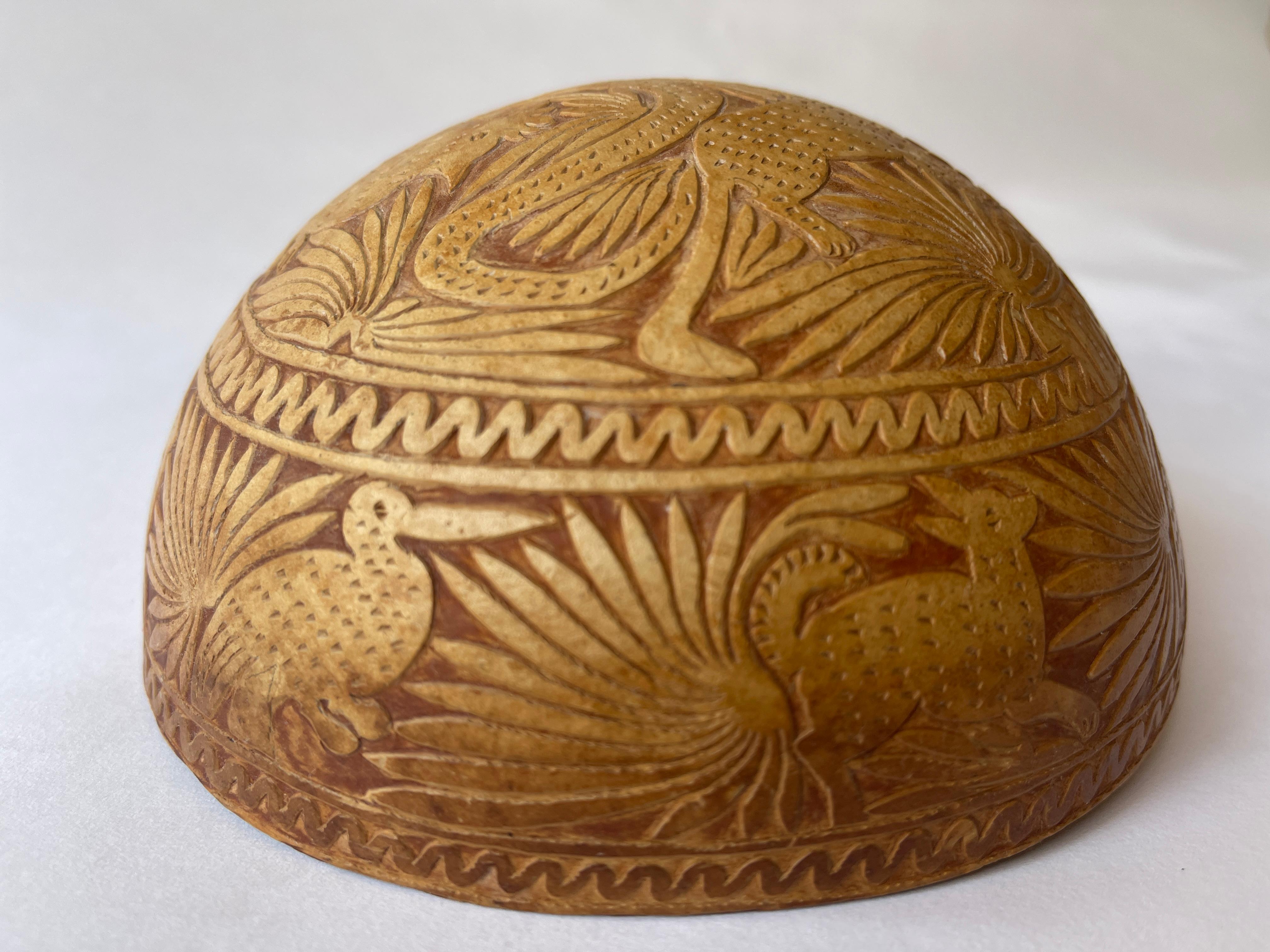 1970er mexikanische handgeschnitzte Kürbisschale Skulptur mit Tiermotiven im Angebot 4