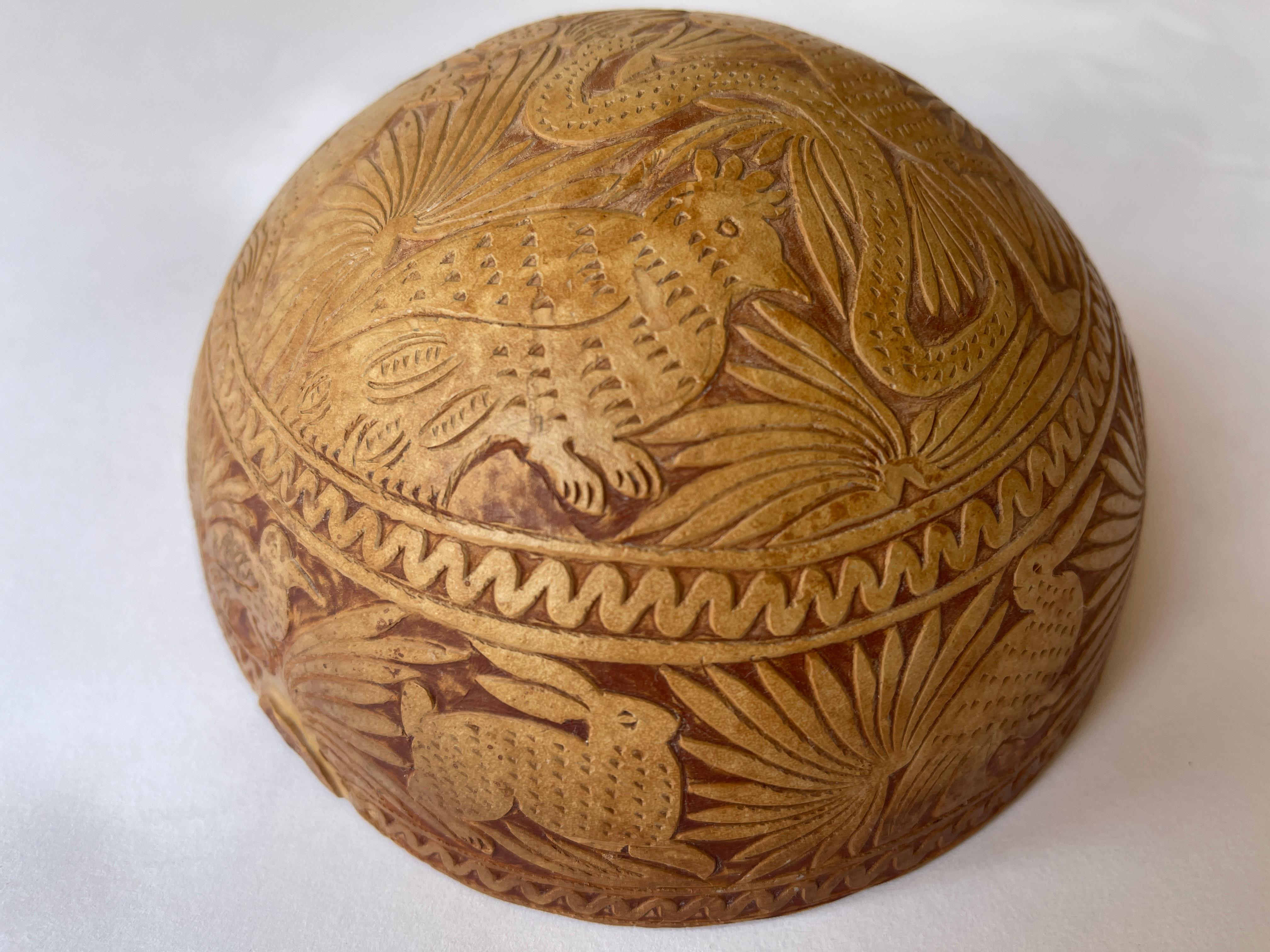 1970er mexikanische handgeschnitzte Kürbisschale Skulptur mit Tiermotiven im Angebot 5