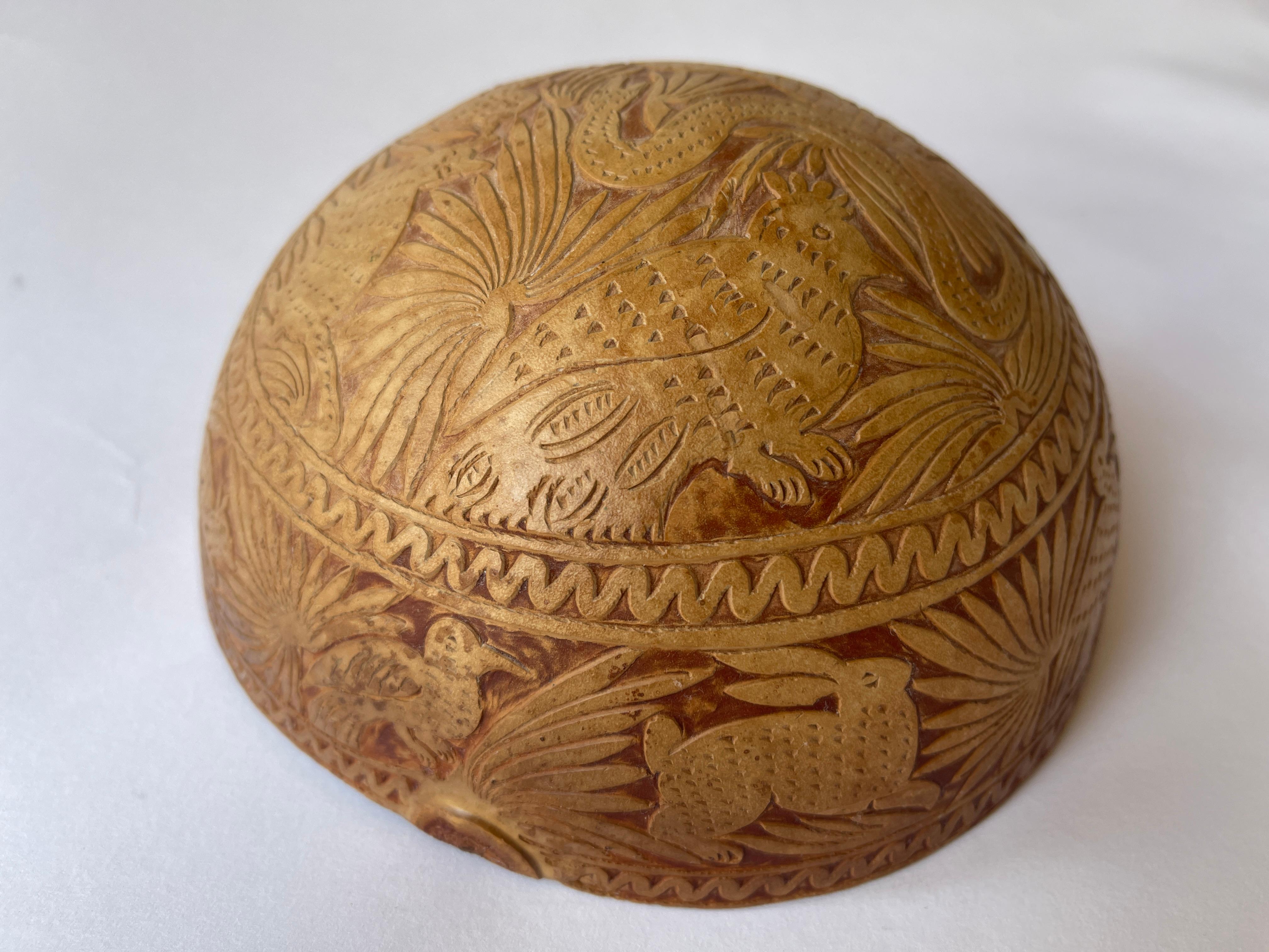 1970er mexikanische handgeschnitzte Kürbisschale Skulptur mit Tiermotiven im Angebot 6