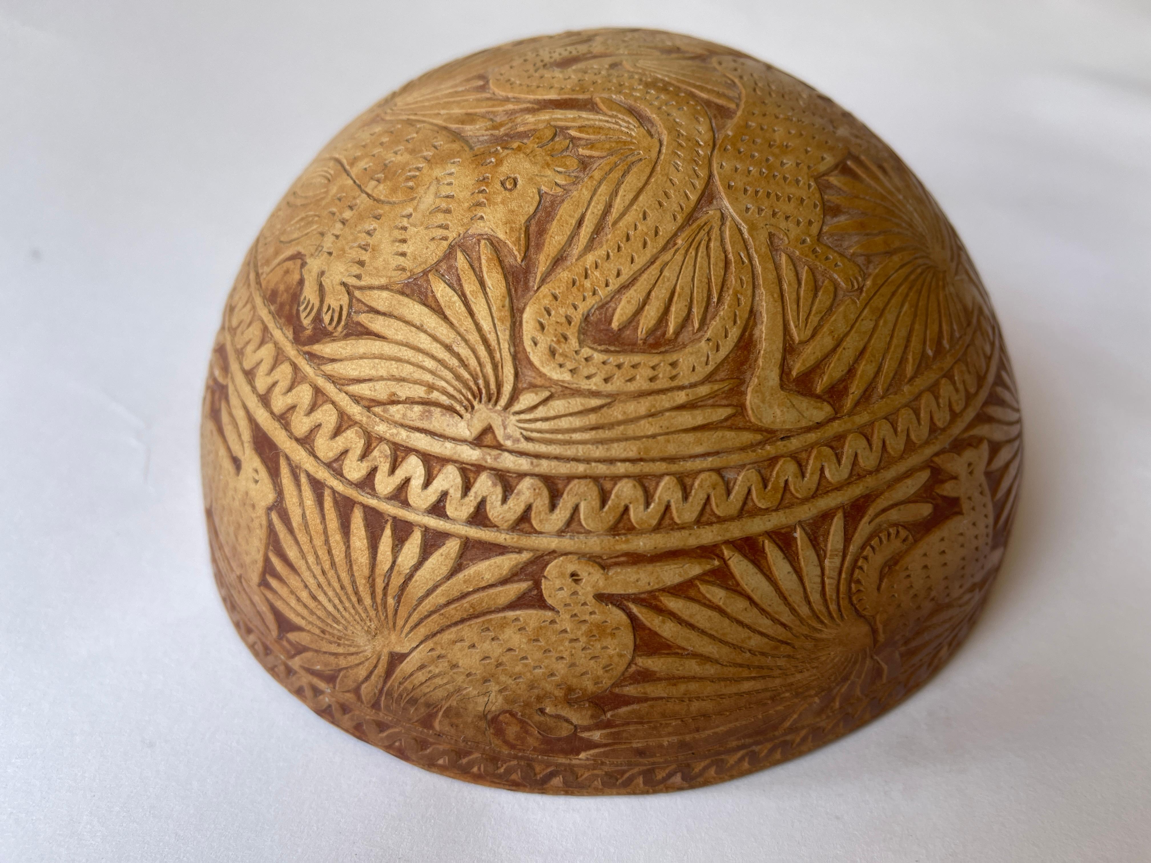 1970er mexikanische handgeschnitzte Kürbisschale Skulptur mit Tiermotiven im Angebot 7