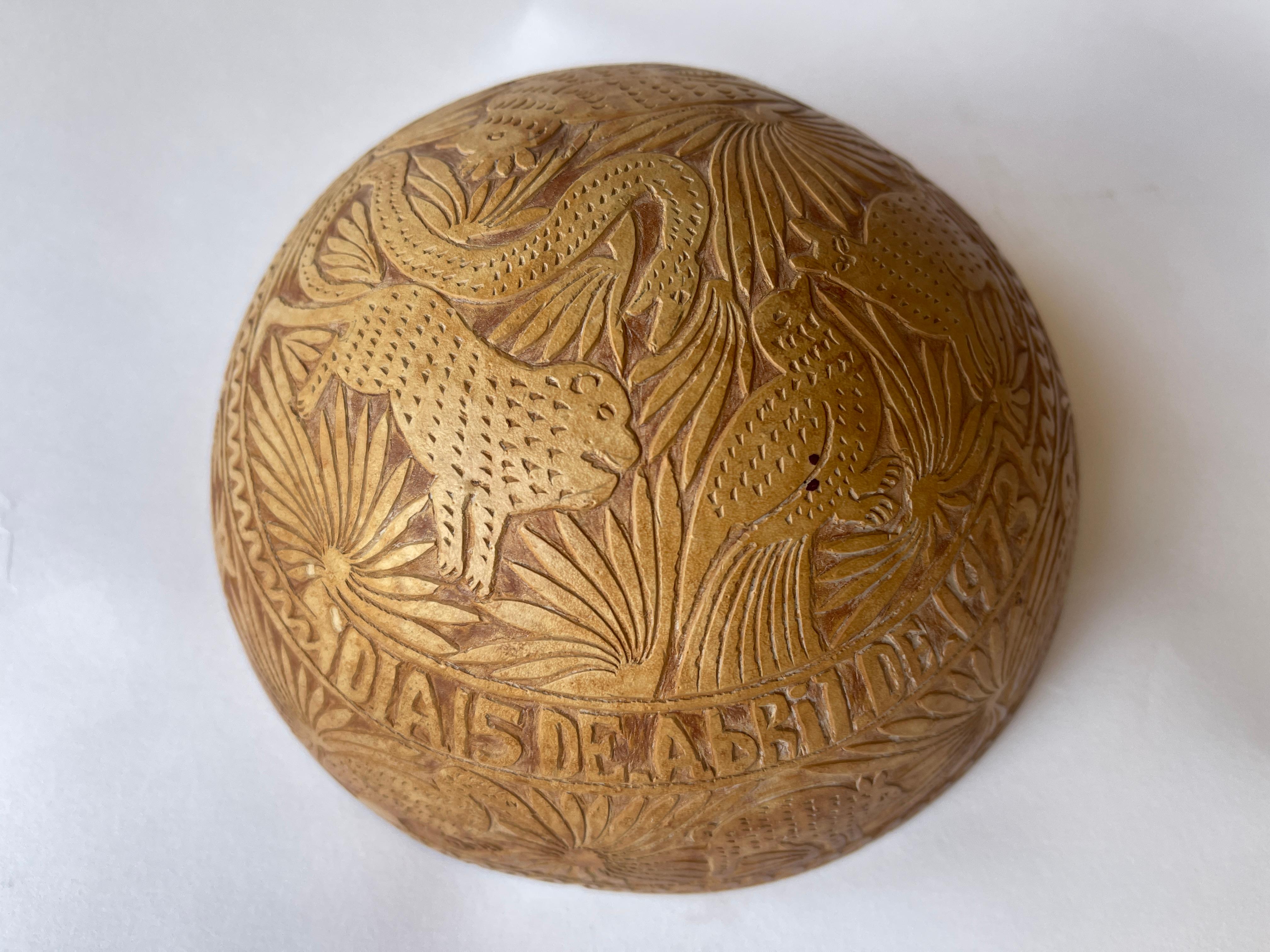 1970er mexikanische handgeschnitzte Kürbisschale Skulptur mit Tiermotiven im Angebot 8
