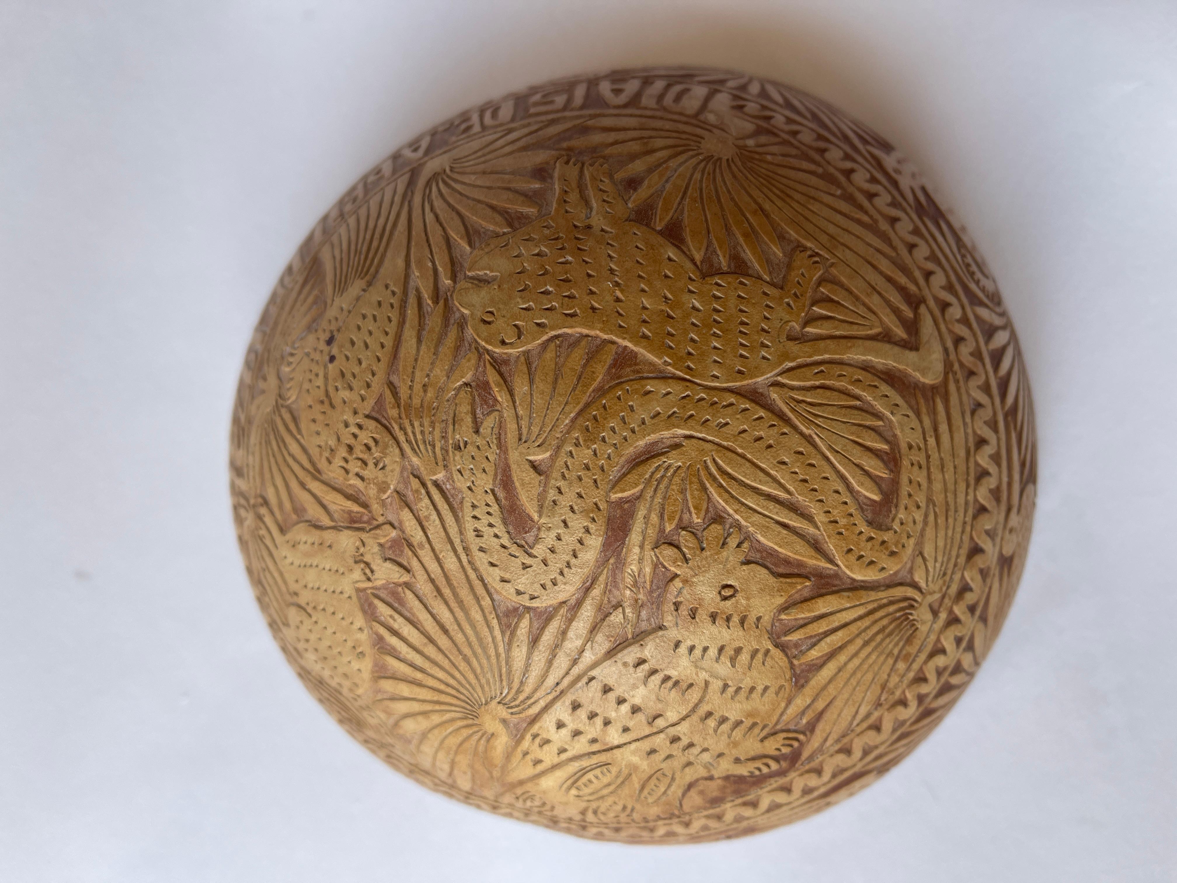 1970er mexikanische handgeschnitzte Kürbisschale Skulptur mit Tiermotiven im Angebot 10