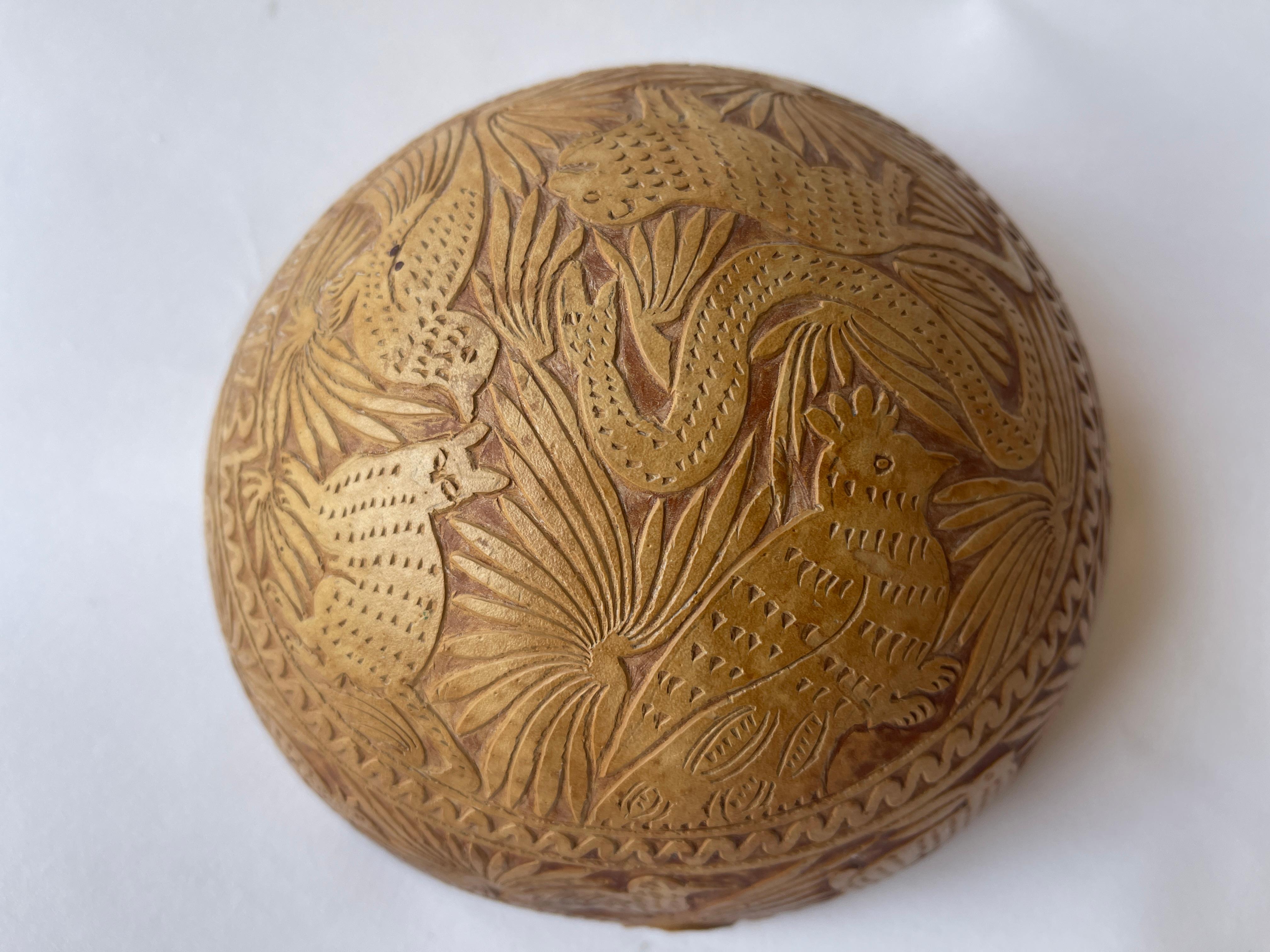 1970er mexikanische handgeschnitzte Kürbisschale Skulptur mit Tiermotiven im Angebot 11
