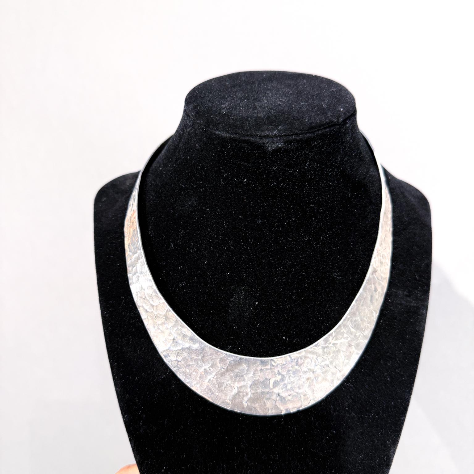 1970s Mexican Hand Hammered Silver Torc Collar Necklace In Good Condition For Sale In Chula Vista, CA