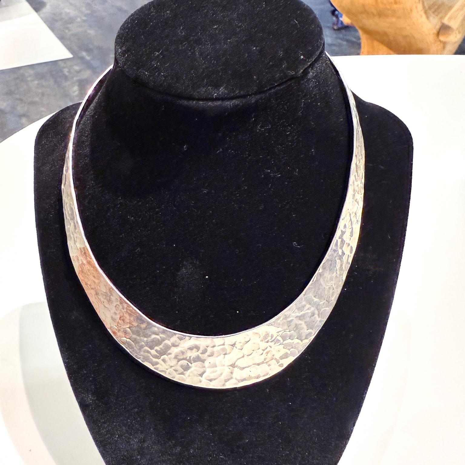 1970s Mexican Hand Hammered Silver Torc Collar Necklace For Sale 3