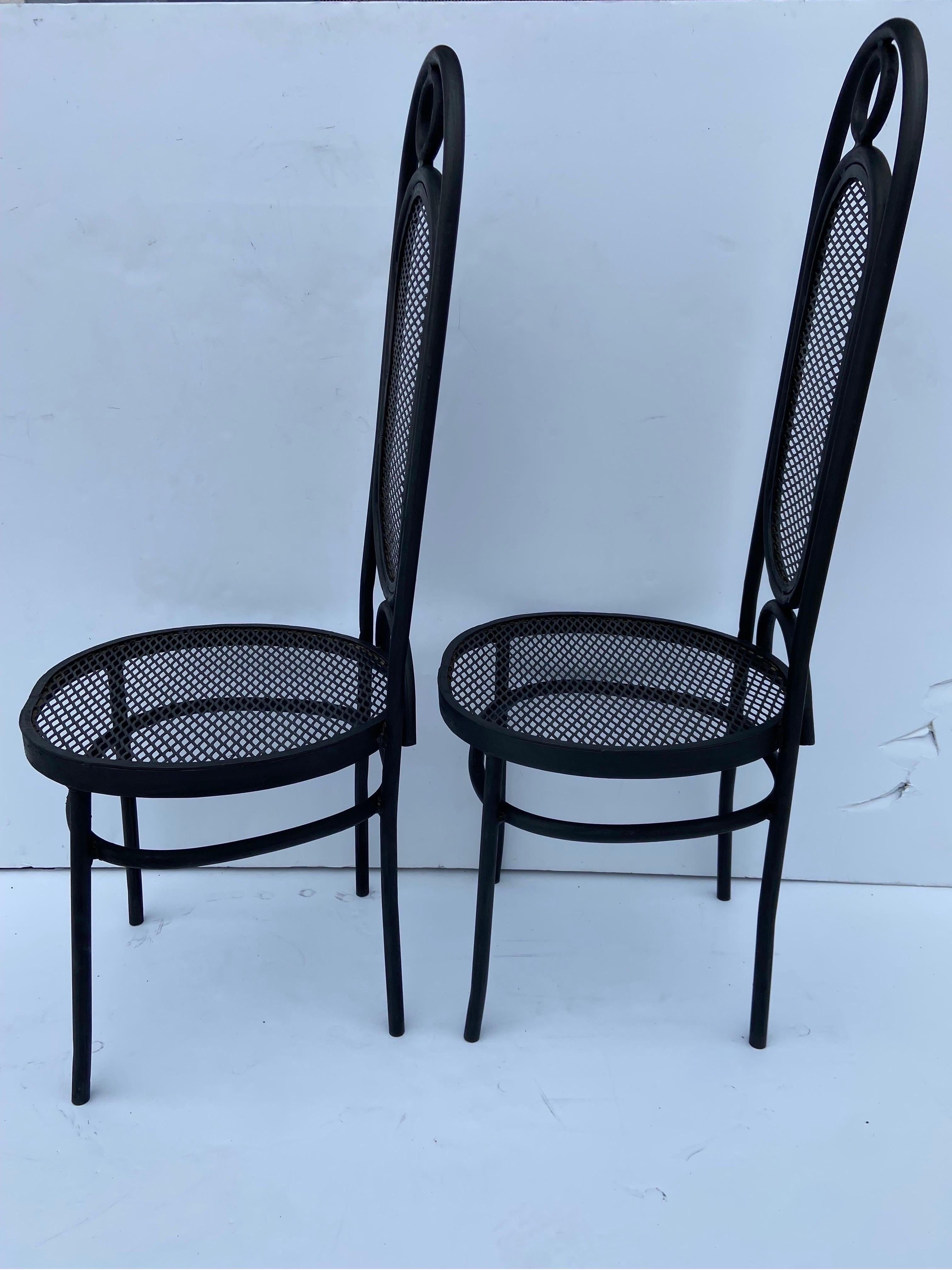 Mexikanische Beistellstühle aus Eisen aus den 1970er Jahren im Stil des Modells 17 von Thonet, ein Paar (Arts and Crafts) im Angebot