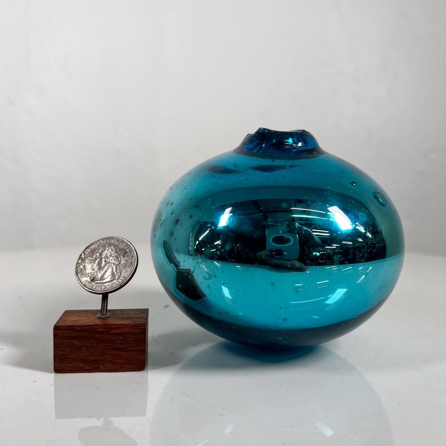 Mexican Midcentury Mercury Glass Art Ball Ethereal Blue
Rare color
4 diameter x 3.5 h
Preowned vintage good condition
Refer to images provided.
