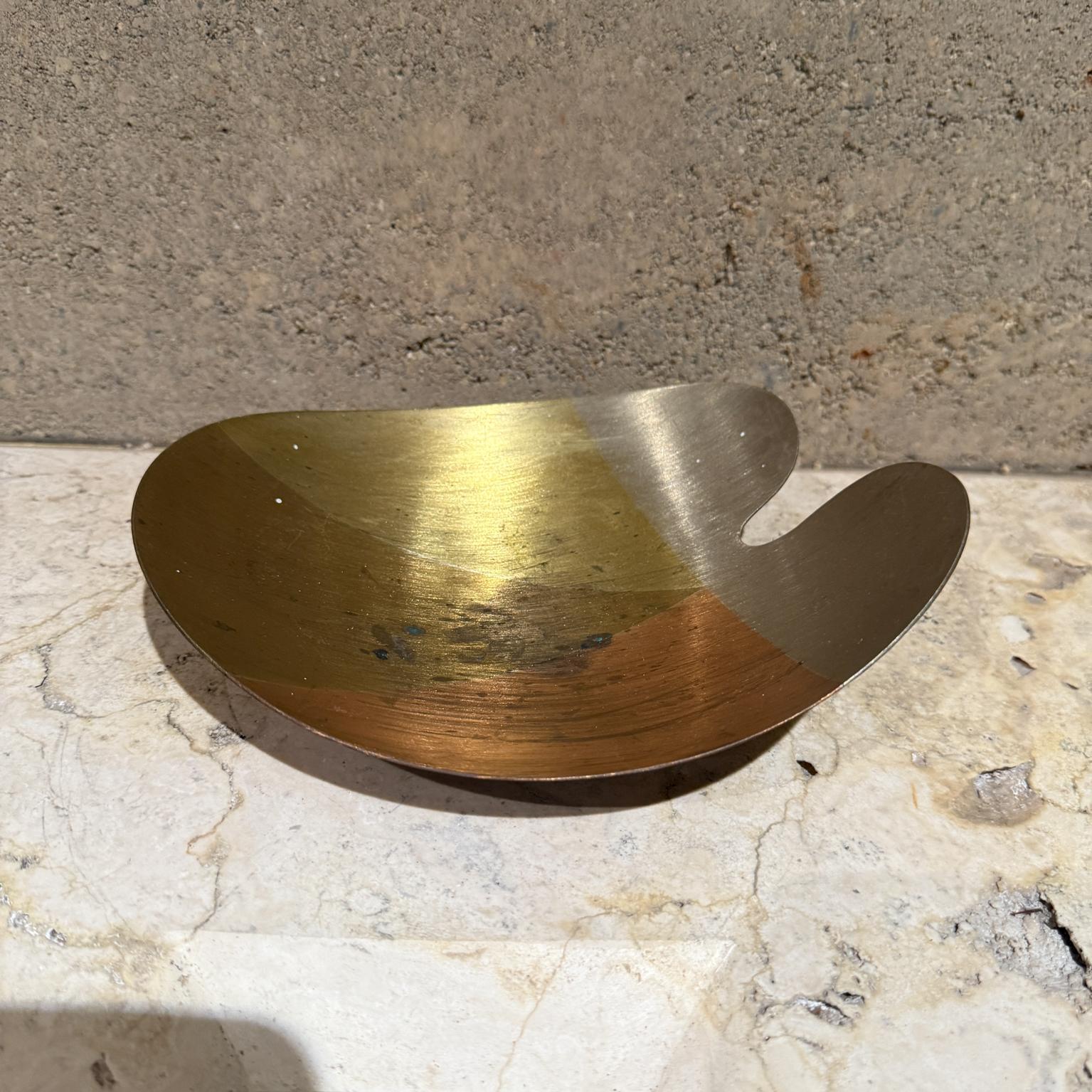 1970s Sculptural Mixed Metal Footed Dish Mexico In Good Condition For Sale In Chula Vista, CA