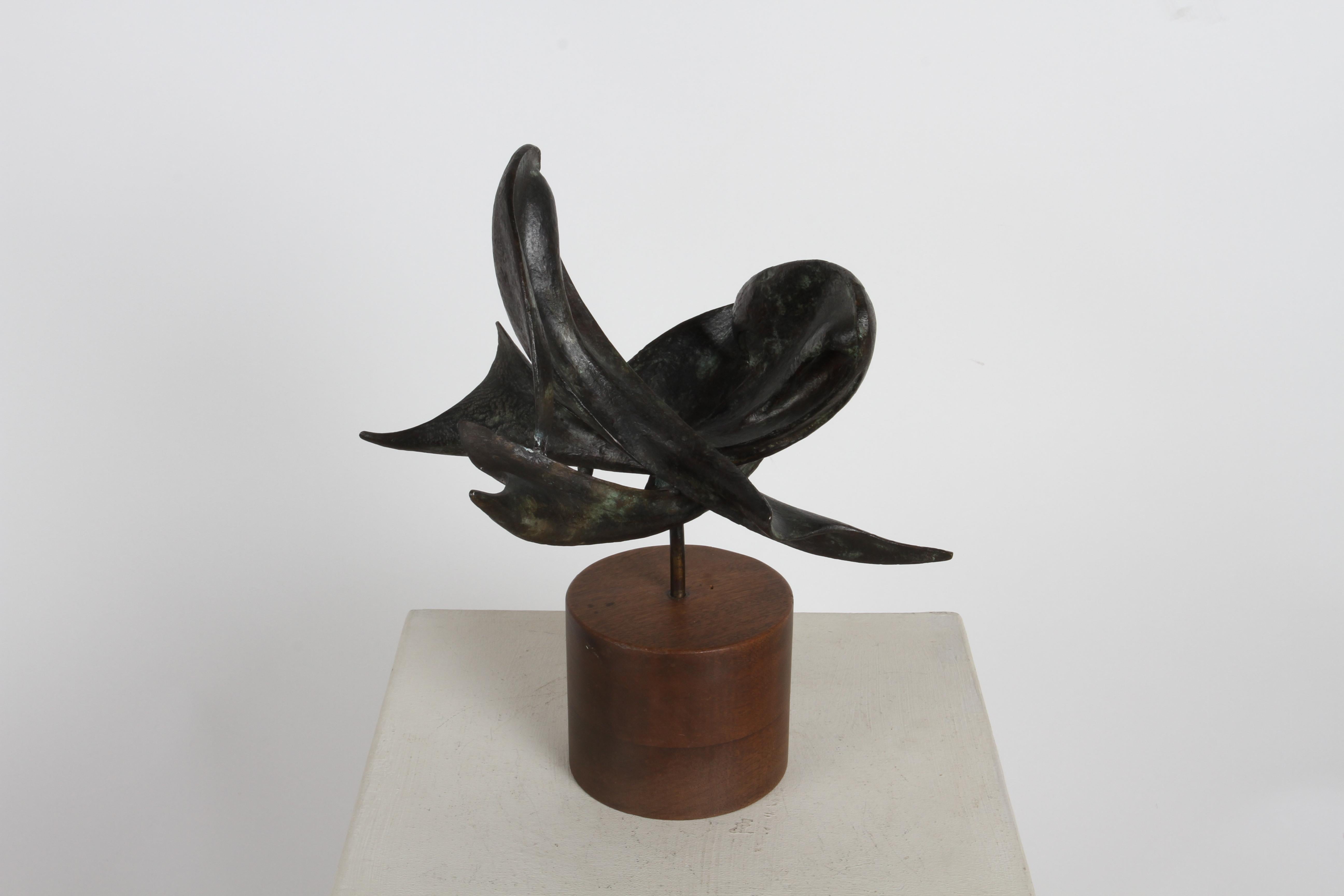 Ramiz Barquet 1920-2010 (Mexicain) Cétacés (baleines) circa 1978 en bronze sur base cylindrique en bois. L'artiste Ramiz Barquet, de Puerto Vallarta, a capturé trois baleines abstraites nageant ou dansant dans cette sculpture unique. Elle est