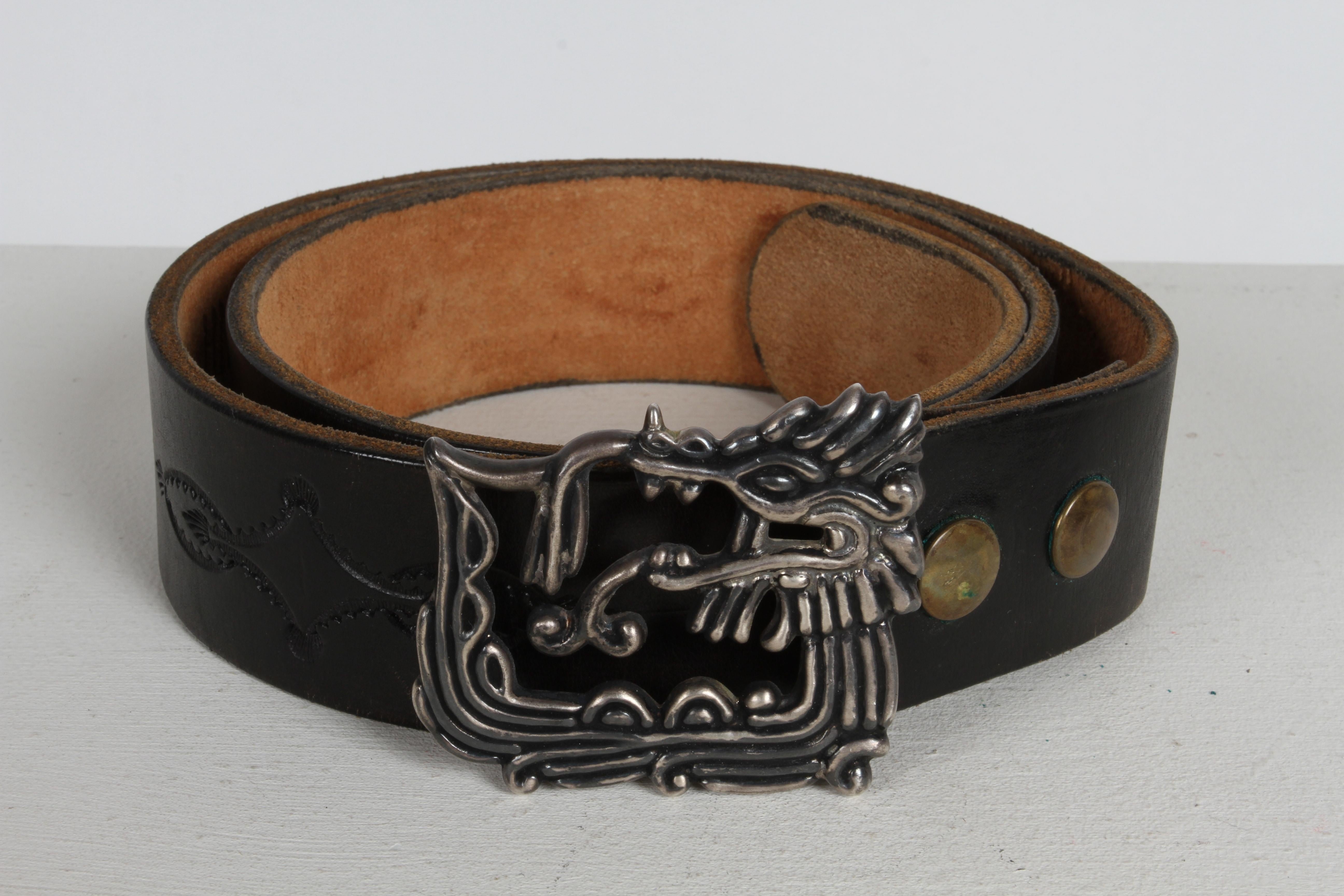 Merveilleuse boucle de ceinture pour homme ou femme, datant de la fin des années 1970, signée par un artisan mexicain en argent sterling, en forme de dragon stylisé. Marqué Mexique, initiales de l'artiste, TM-12 et 950 , qui est 95% d'argent verses