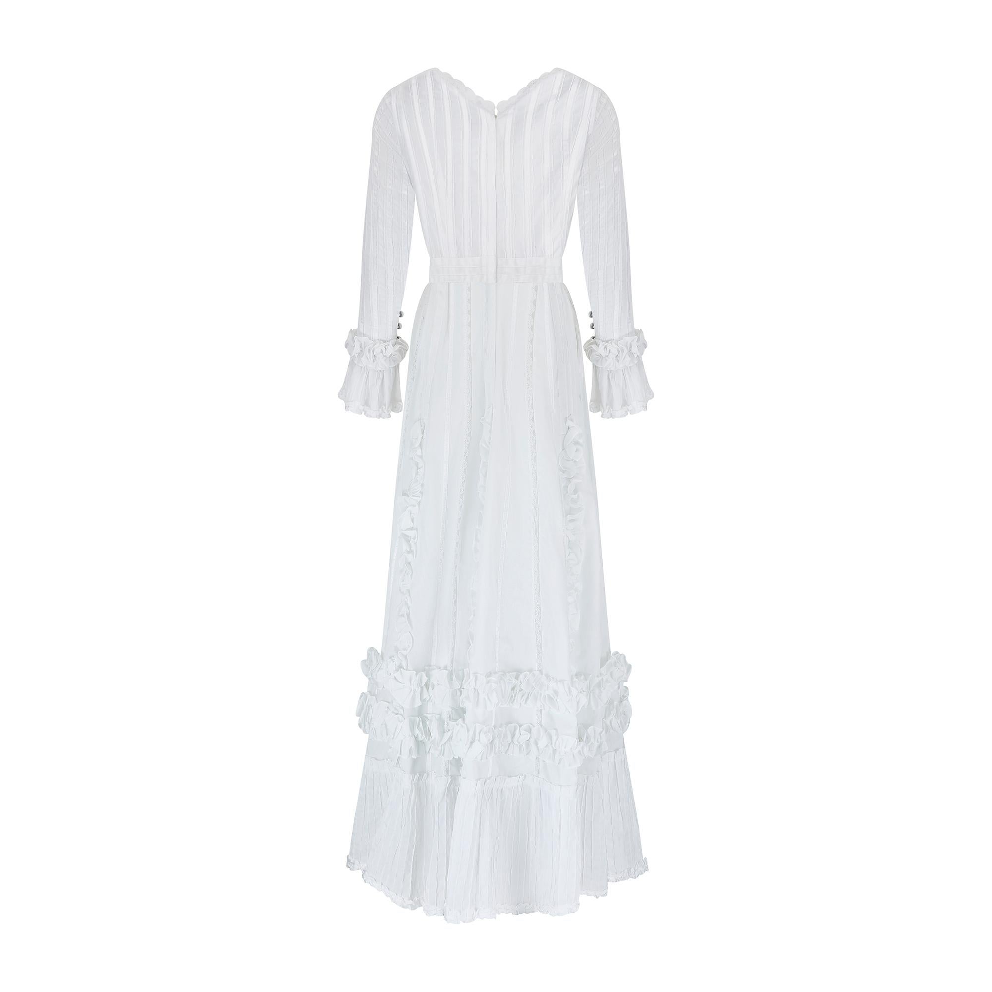 1970s Mexicana White Cotton and Lace Wedding Dress In Excellent Condition For Sale In London, GB