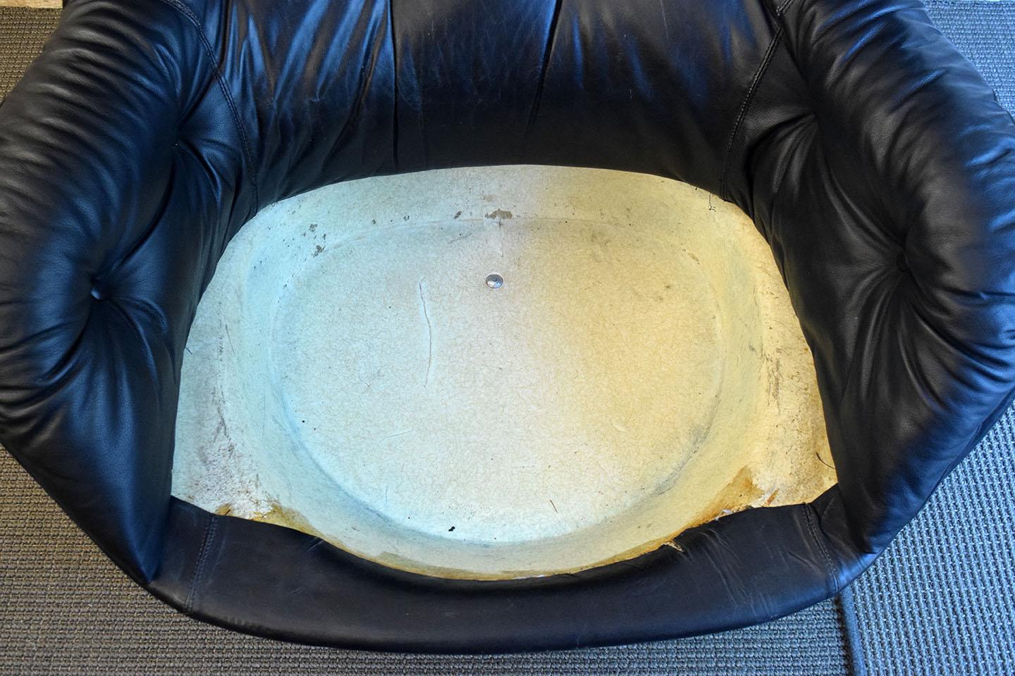 Chaise longue en fibre de verre et cuir 
