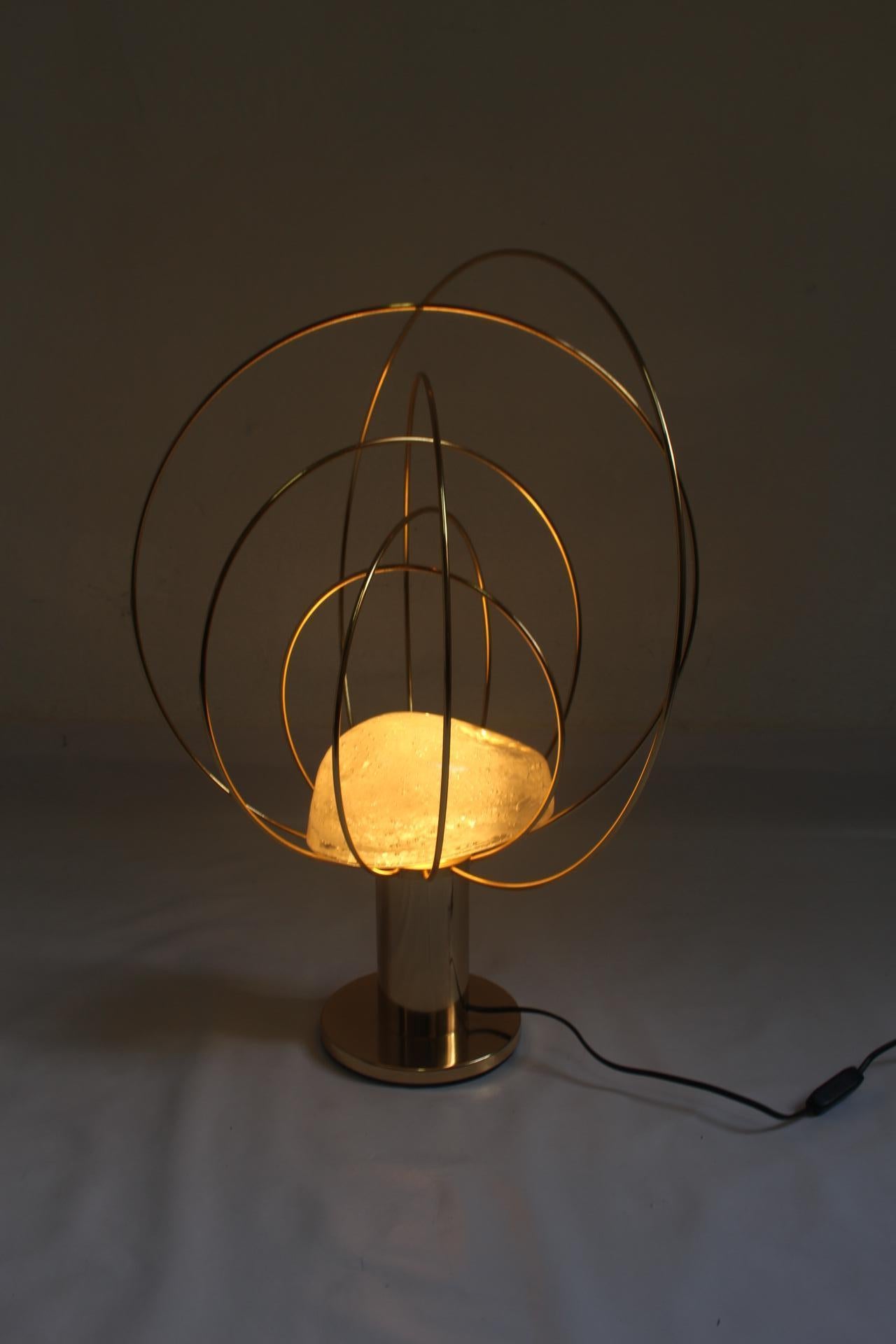 Barnaba table lamp, by Italian designer Angelo Brotto for Spanish manufacturer, Fase. Torrejón de Ardóz, Madrid, Spain, circa 1970s. Brass structure and a impressive solid Murano heavy glass piece.
This lamp has been completely restored and