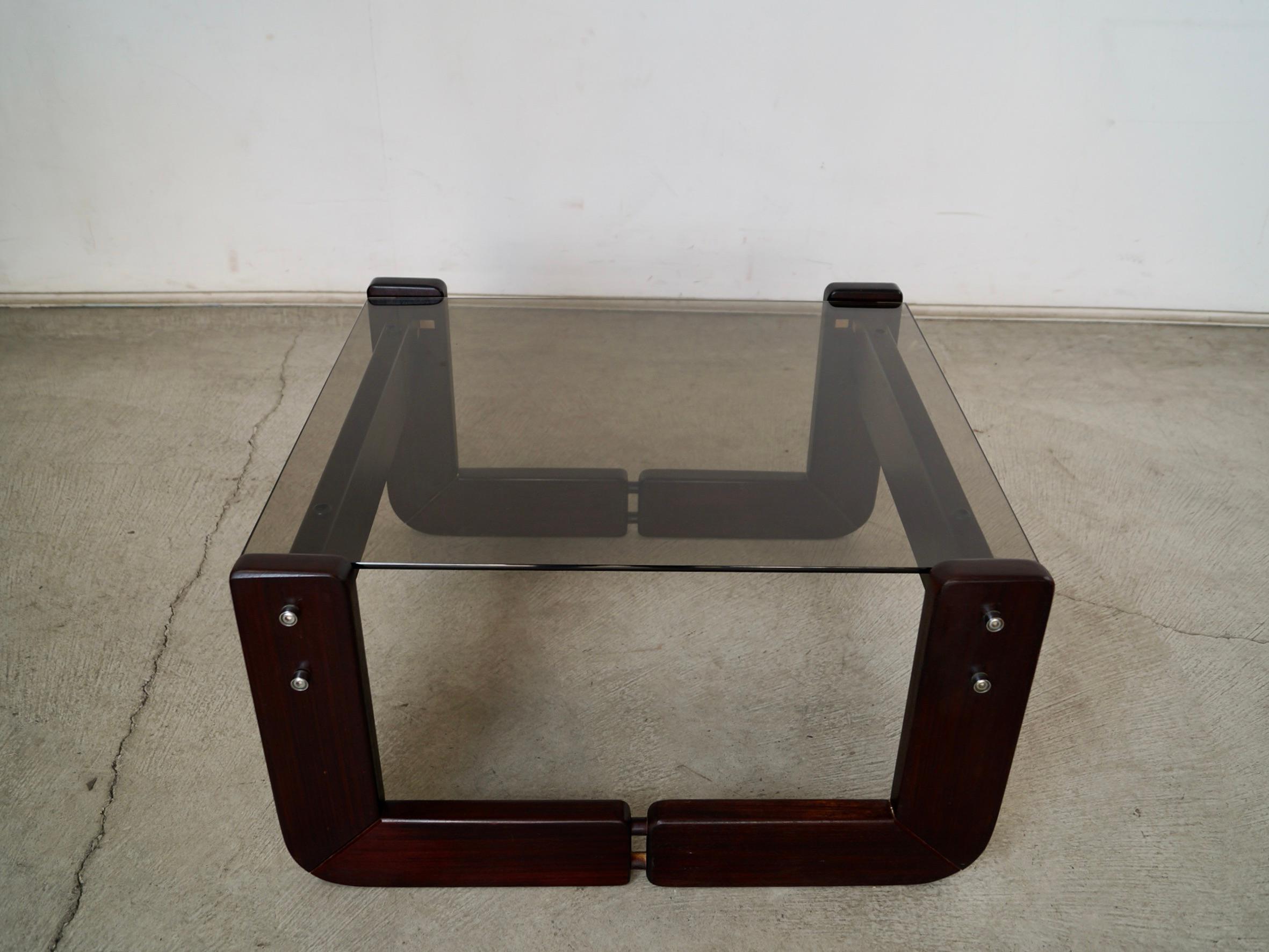 Table d'appoint Vintage originale Midcentury Modern à vendre. Conçue par Percival Lafer dans les années 1970, il s'agit d'une table moderne brésilienne originale dont l'étiquette d'origine est encore intacte. Il est fabriqué en palissandre brésilien