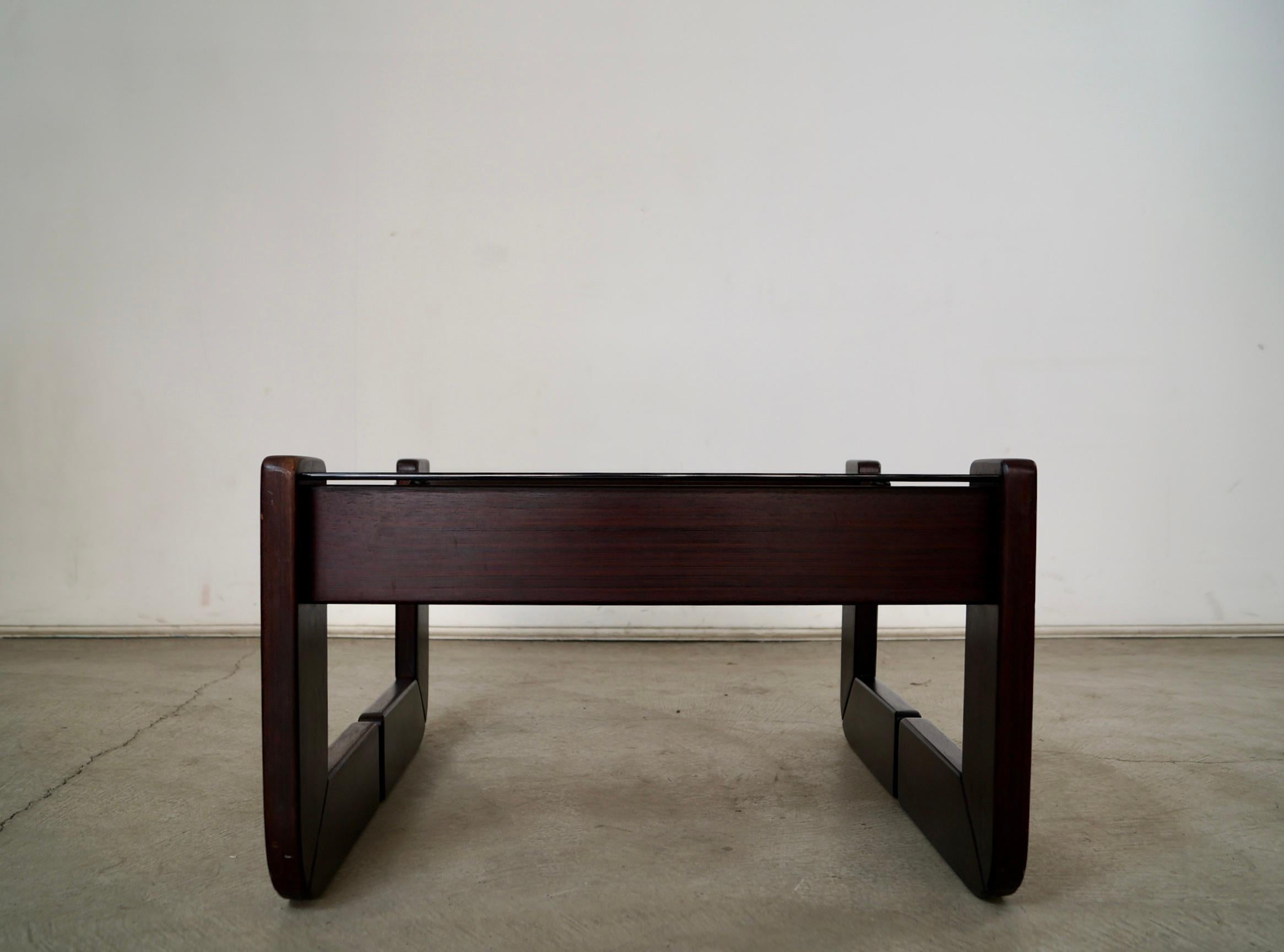 Verre fumé Table d'appoint en bois de rose Percival Lafer, milieu du siècle dernier, Brésil. en vente