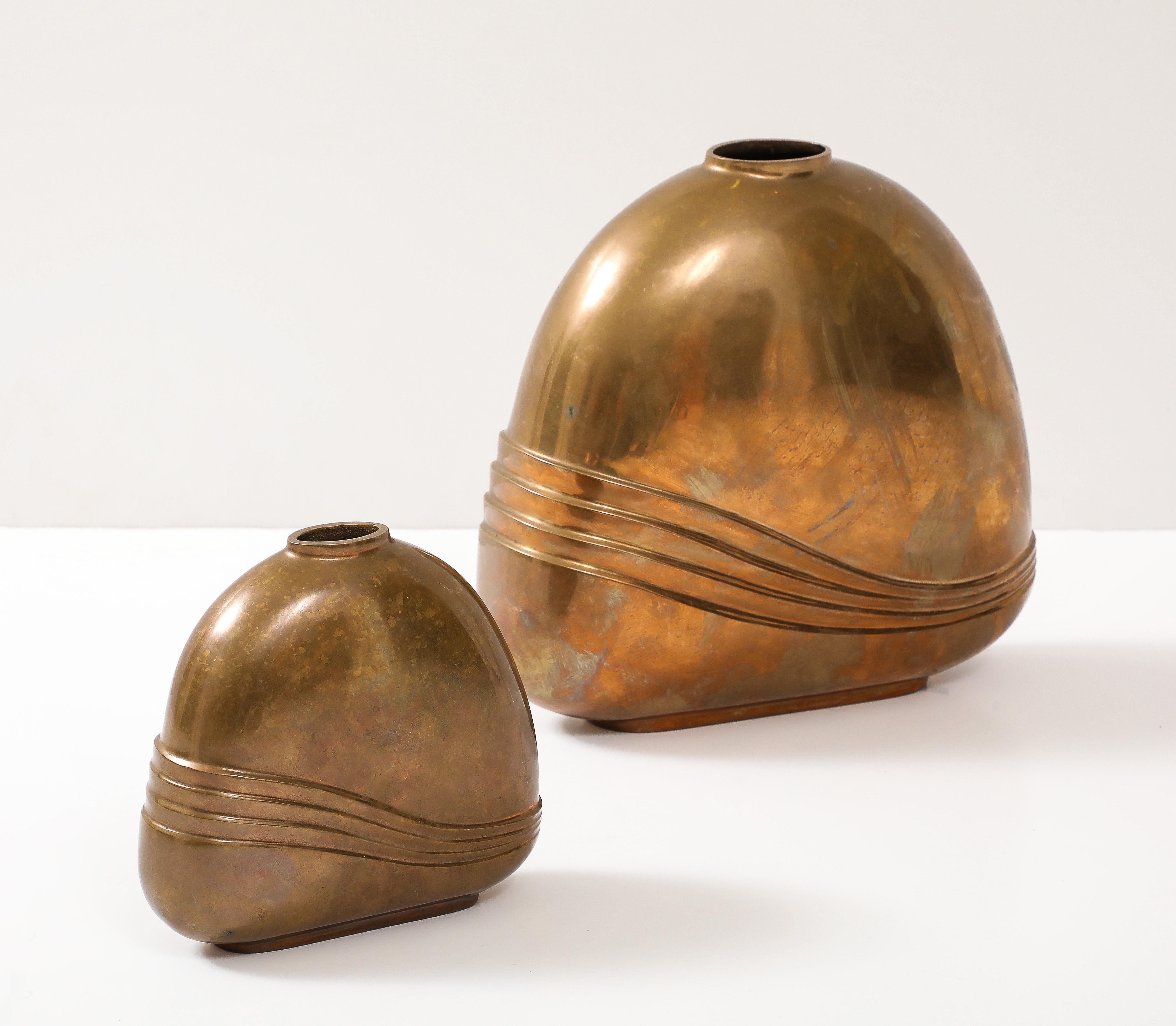 Set di 2 pezzi anni '70  Vasi in bronzo artigianali e firmati da Esa Fedrigolli
I vasi dalla forma organica raffigurano forme di linee a forma di onde.
Ogni vaso ha creato una propria patina naturale che può essere facilmente lucidata se lo si