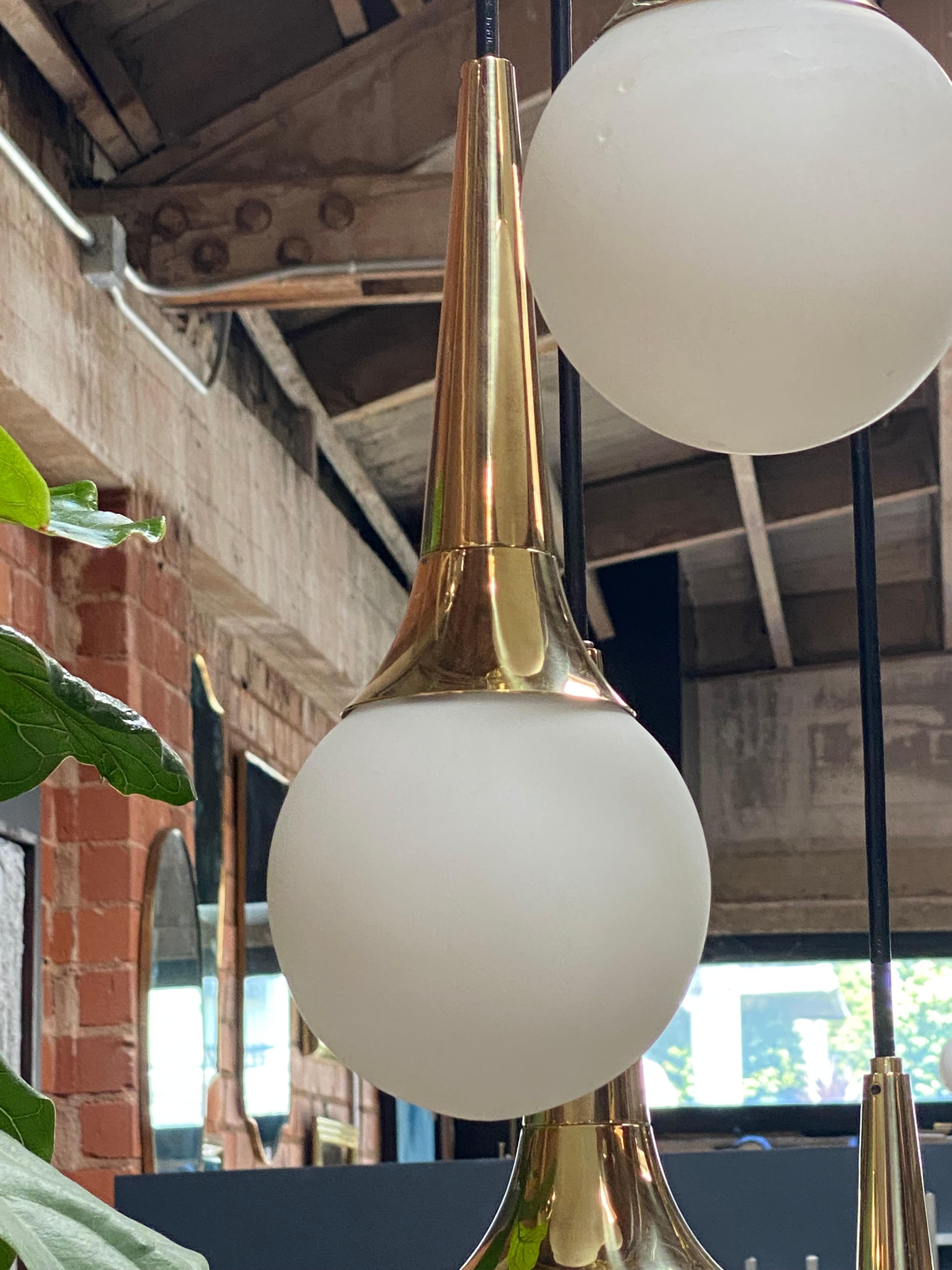 Mid-Century moderno Lampadario a cascata della metà del secolo scorso attribuito a Stilnovo in vendita