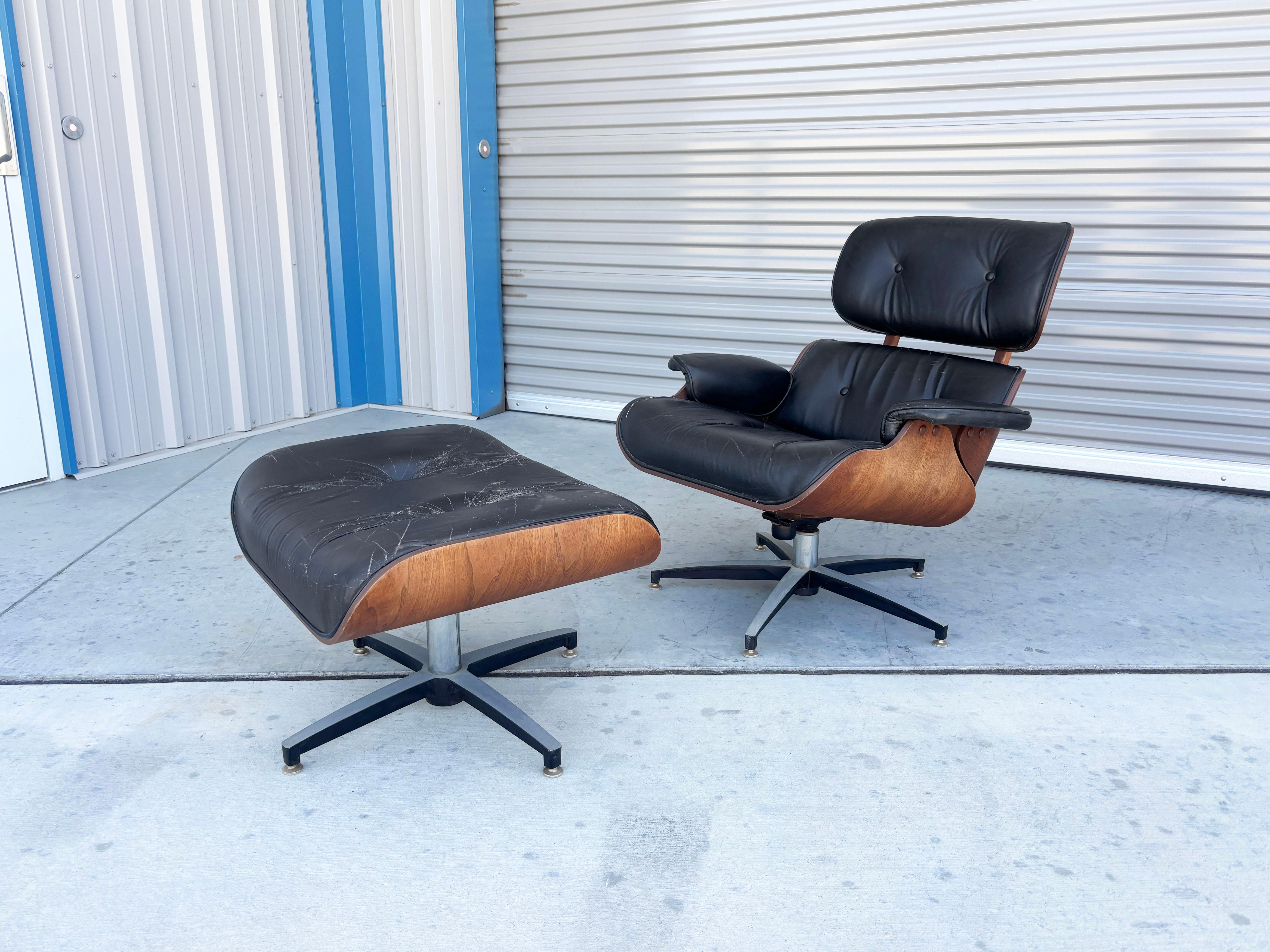 ✨ Ensemble de salon en noyer et cuir noir du milieu du siècle ✨

Ce superbe ensemble chaise longue et ottoman du milieu du siècle est un clin d'œil raffiné aux designs emblématiques d'Herman Miller. Doté d'un revêtement en cuir noir souple et d'un