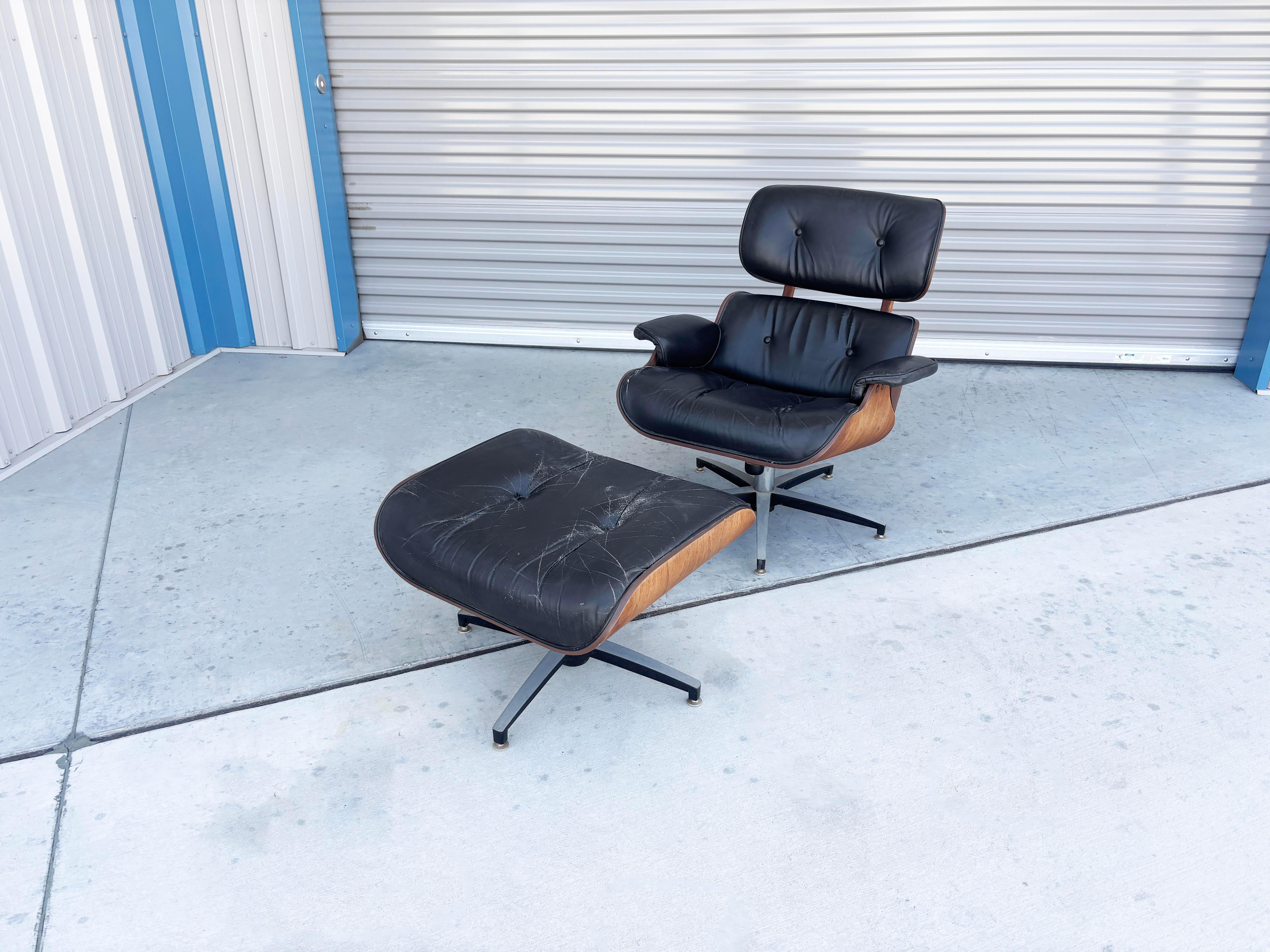 Mid-Century Modern Chaise et pouf du milieu du siècle des années 1970, d'après Herman Miller en vente