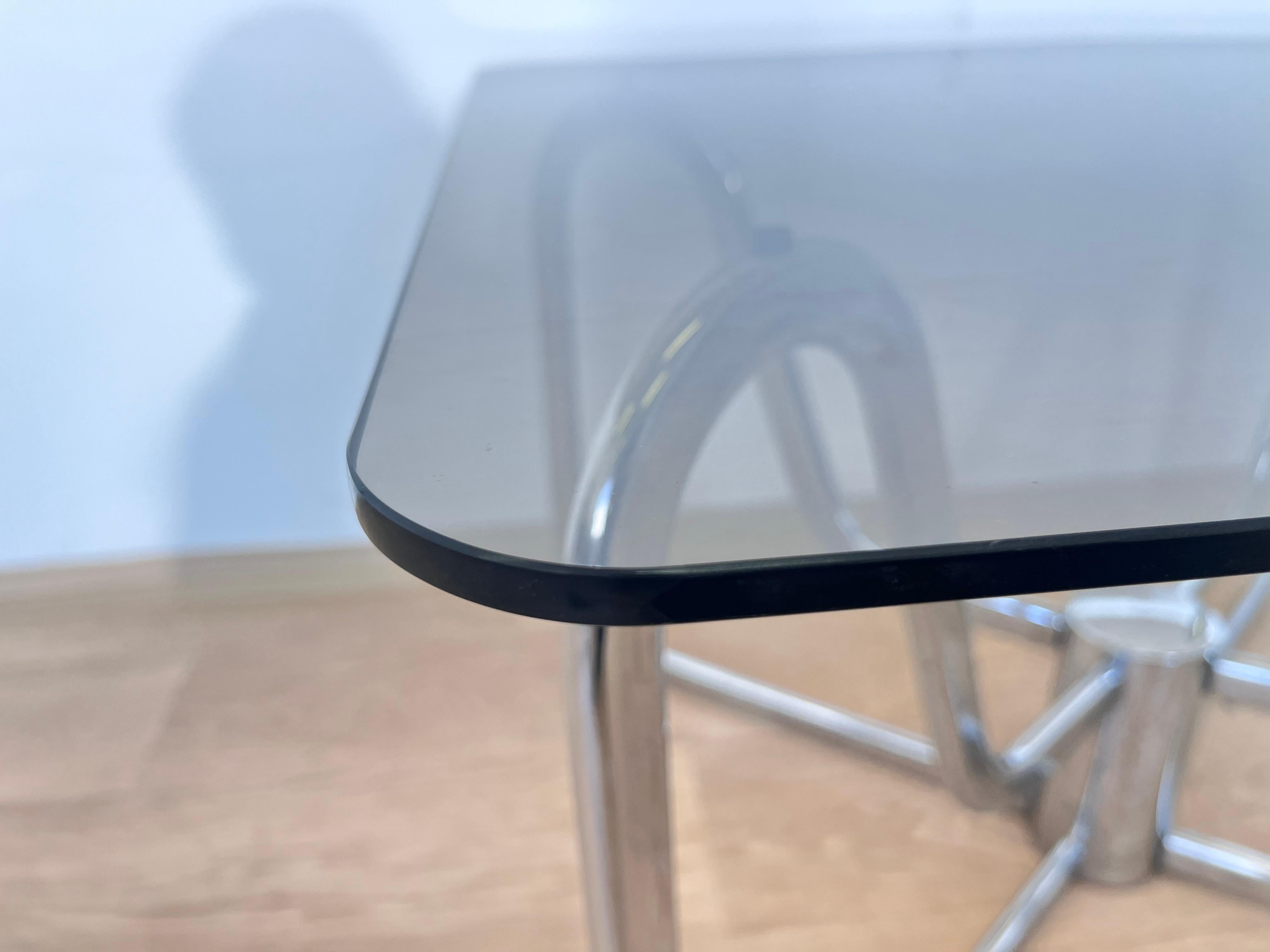 Vetro Tavolino da caffè in vetro fumé e cromo del metà del secolo scorso in vendita