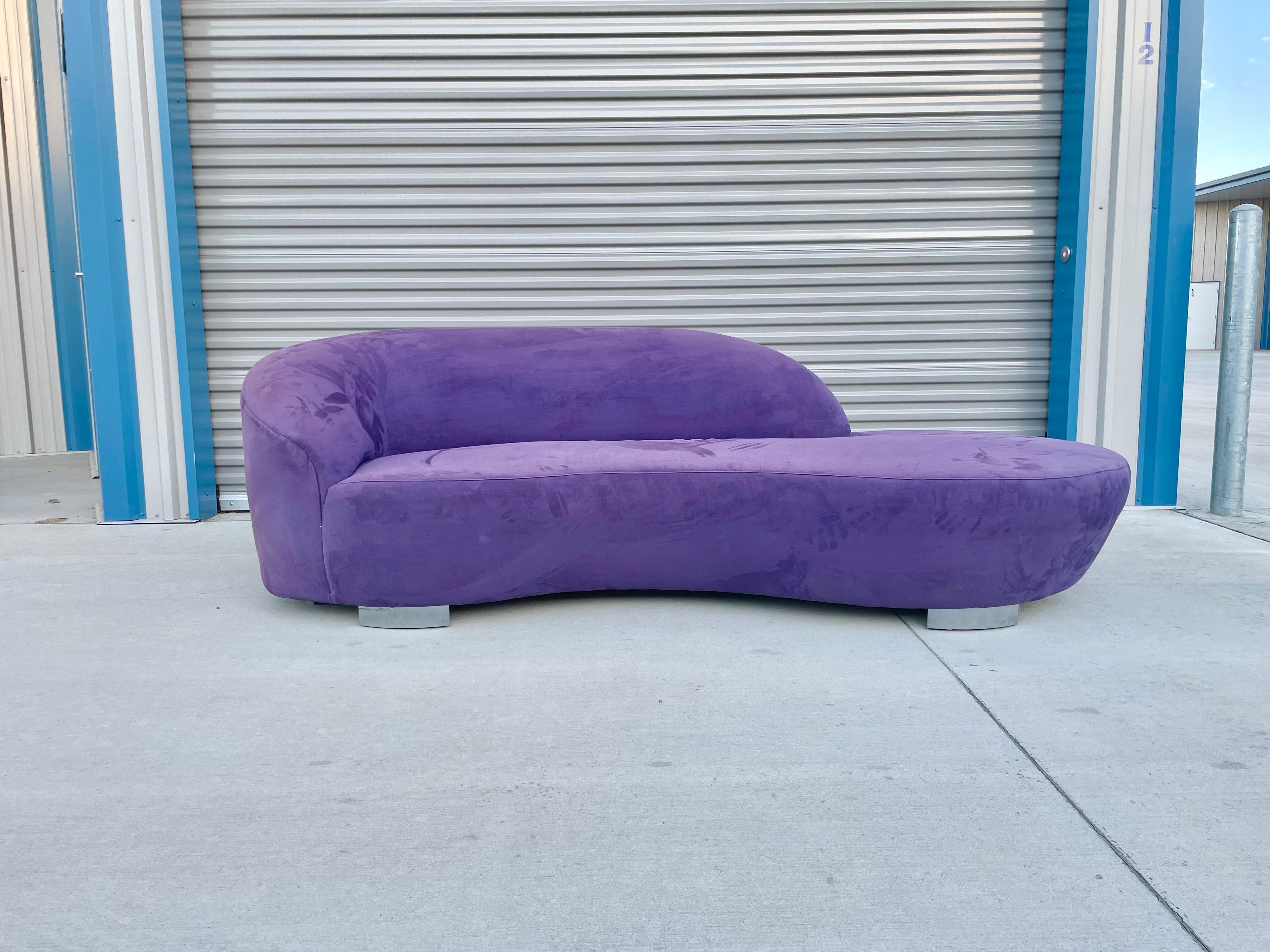 Bienvenido al NoHo de mediados de siglo

[Mid Century Chrome Cloud Sofa]

Te presentamos un impresionante sofá nube vintage diseñado y fabricado por Weiman en Estados Unidos durante la cautivadora década de 1980. Esta exquisita pieza de mediados de