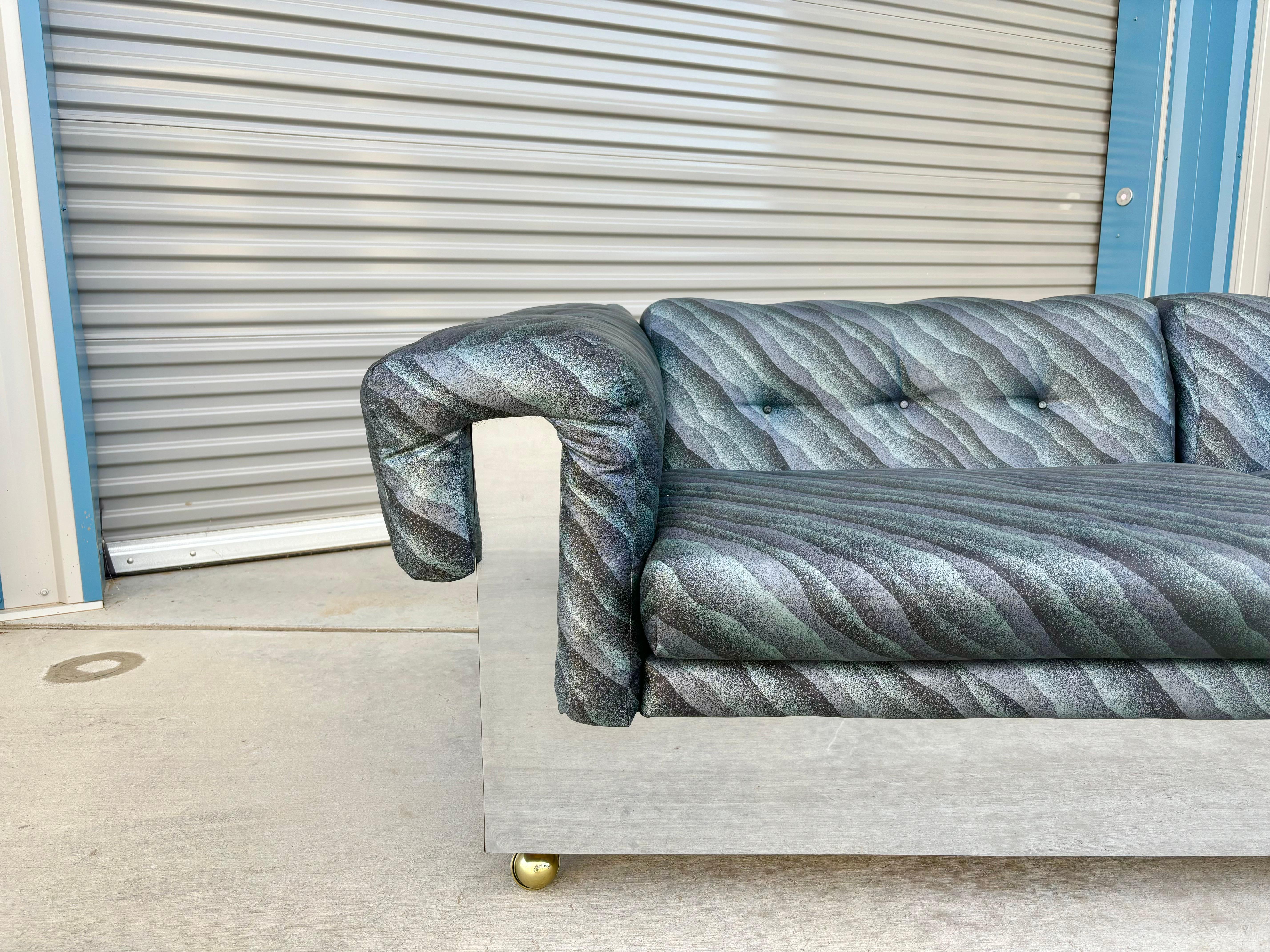 Dieses verchromte Sofa aus der Mitte des Jahrhunderts wurde von Milo Baughman in den Vereinigten Staaten um 1970 herum entworfen. Der schlichte und elegante, umlaufende Chromrahmen und das minimalistische Design verleihen jedem Wohnbereich einen