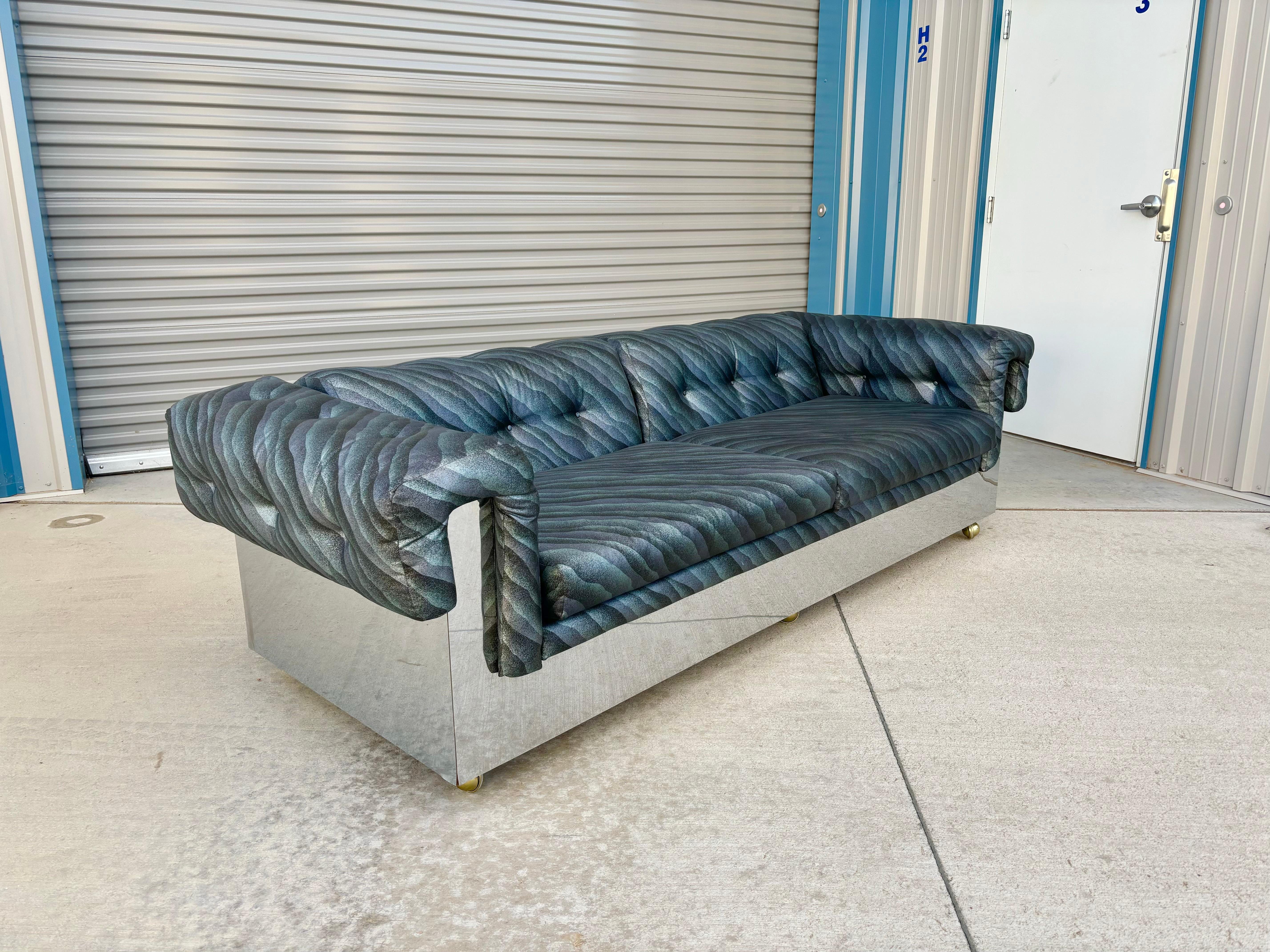 Dieses verchromte Sofa aus der Mitte des Jahrhunderts wurde von Milo Baughman in den Vereinigten Staaten um 1970 herum entworfen. Sein schlanker und eleganter, umlaufender Chromrahmen verleiht jedem Wohnbereich einen Hauch von Raffinesse. Die