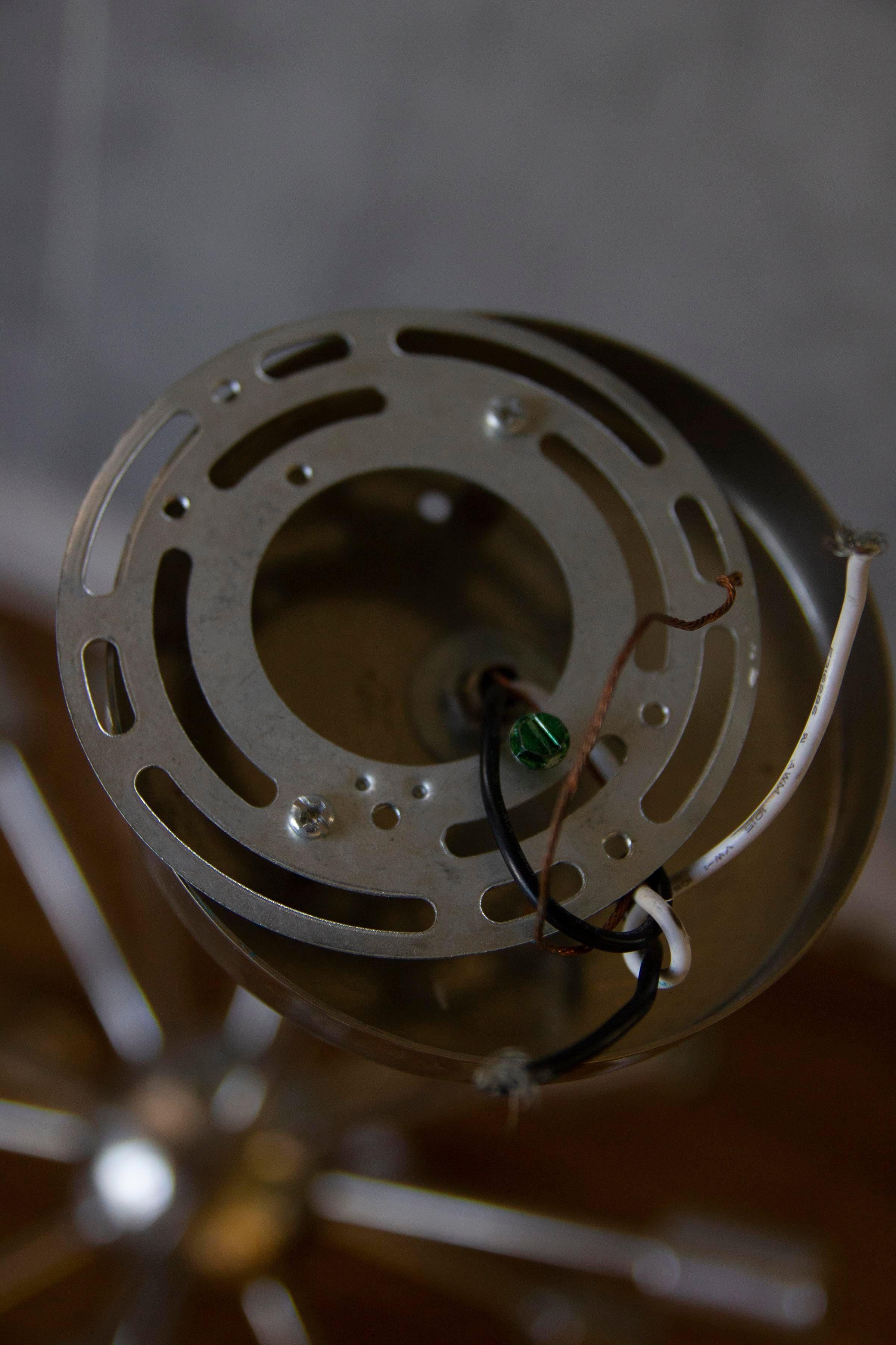Wunderschöne Mid Century Modern Chrom Sputnik Pendelleuchte mit 18 Lichtern
Fassungen: Es braucht E26 Sockel Glühbirnen.