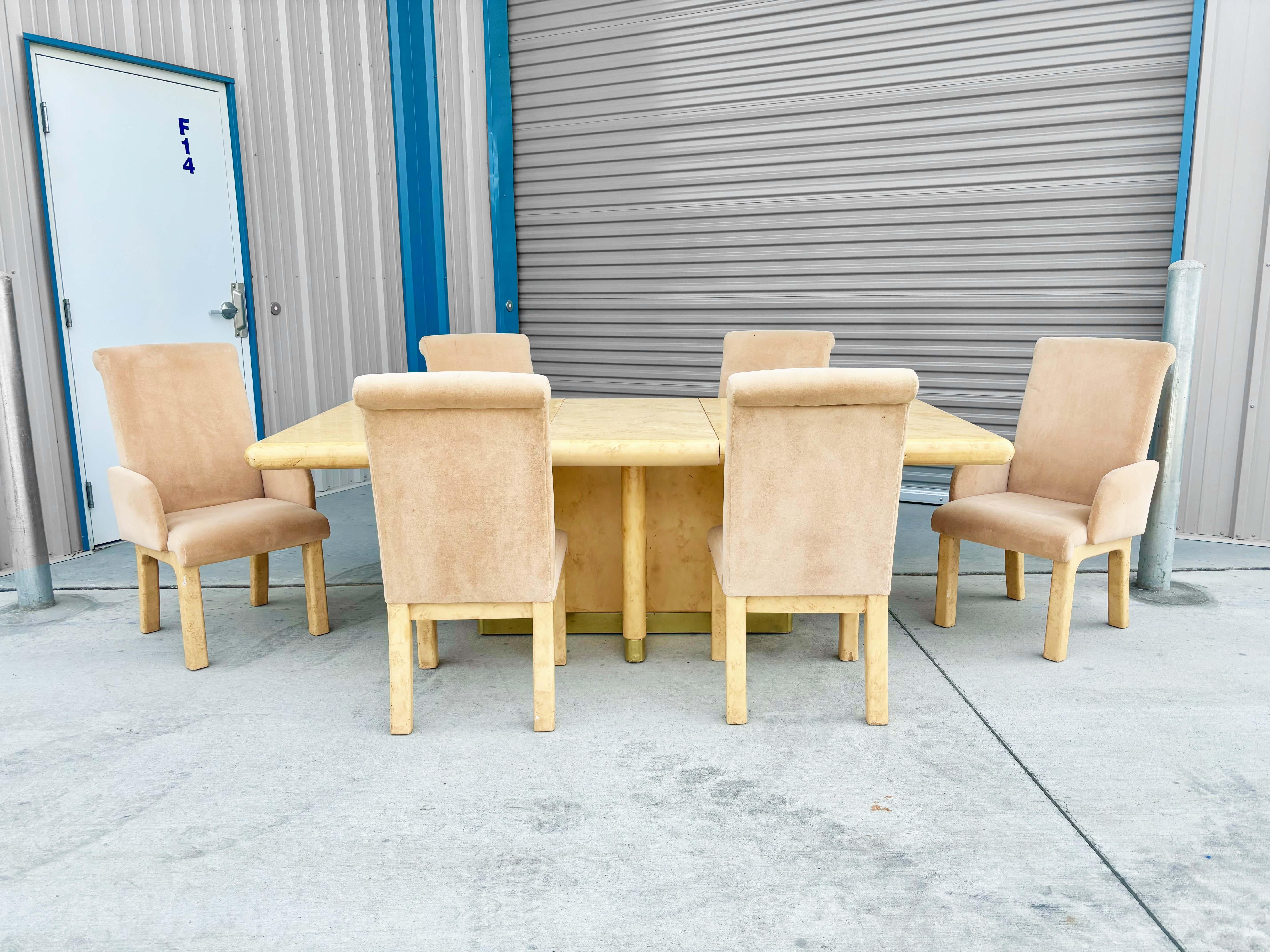 ✨ Amerikanisches Esszimmer-Set aus der Jahrhundertmitte der 1970er Jahre ✨

Dieses Esstischset aus den 1970er Jahren ist ein eindrucksvolles Beispiel für amerikanisches Design aus der Mitte des Jahrhunderts, das zeitlosen Stil mit durchdachter