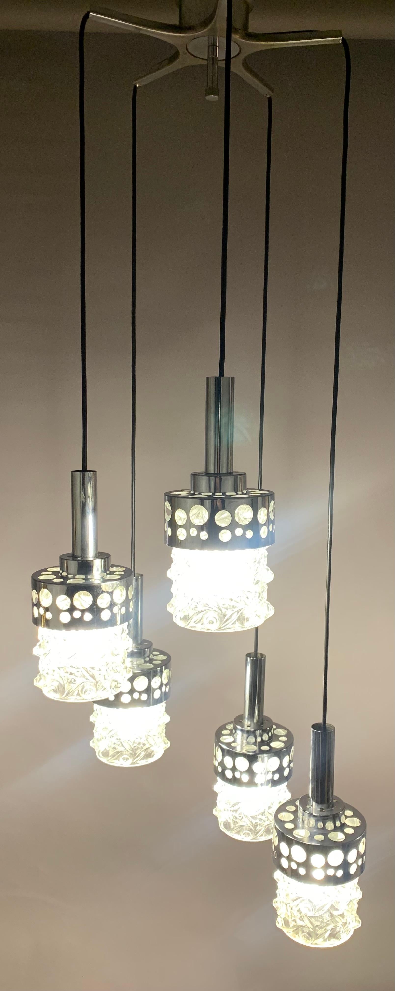 1970s, Mid-Century Dutch RAAK Chrome & Abstract Glass Cascading Hanging Light In Good Condition For Sale In London, GB