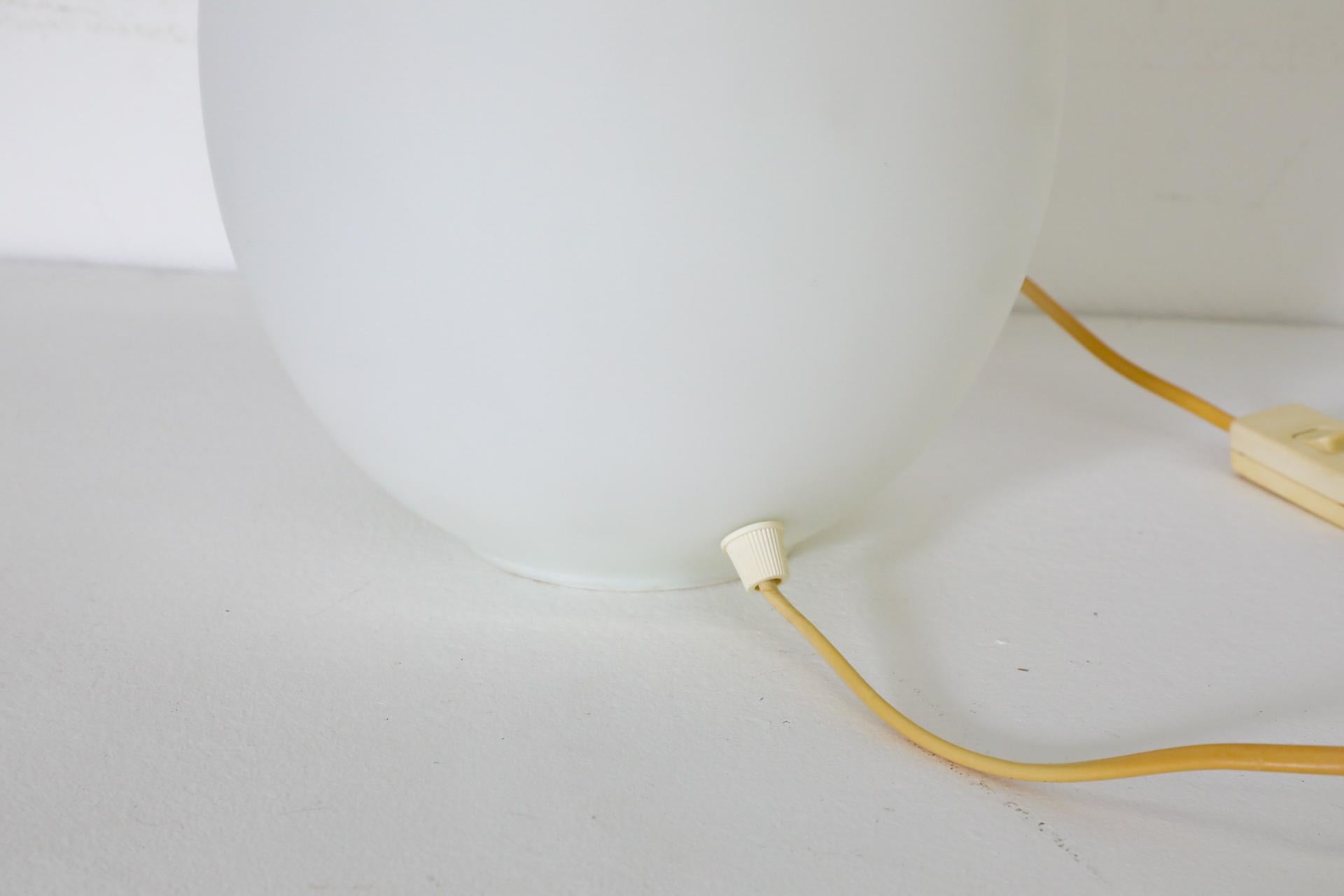 1970's Mid-Century Egg Shaped Milk Glass Table Lamp by Vianne 4