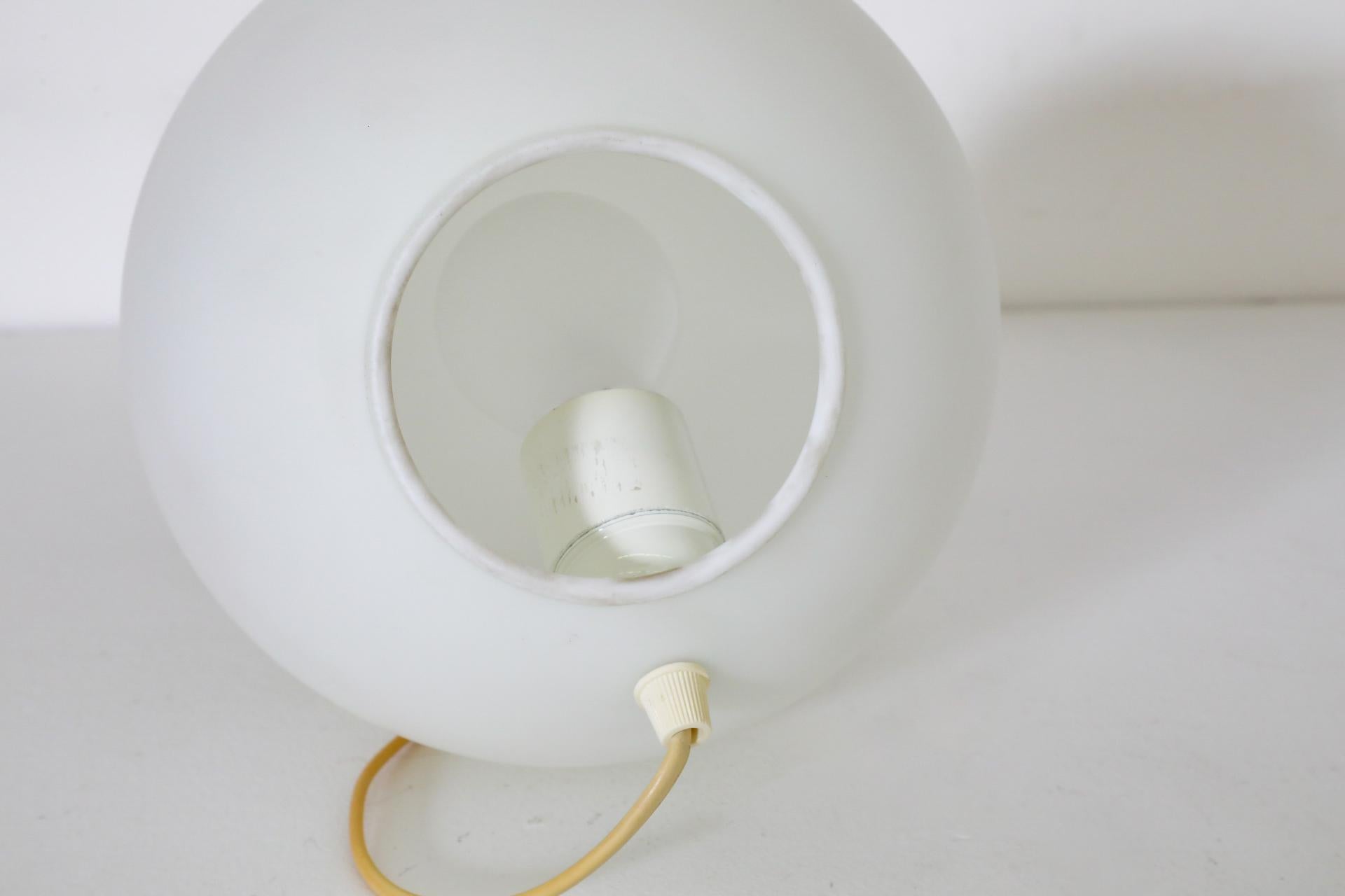 1970's Mid-Century Egg Shaped Milk Glass Table Lamp by Vianne 5