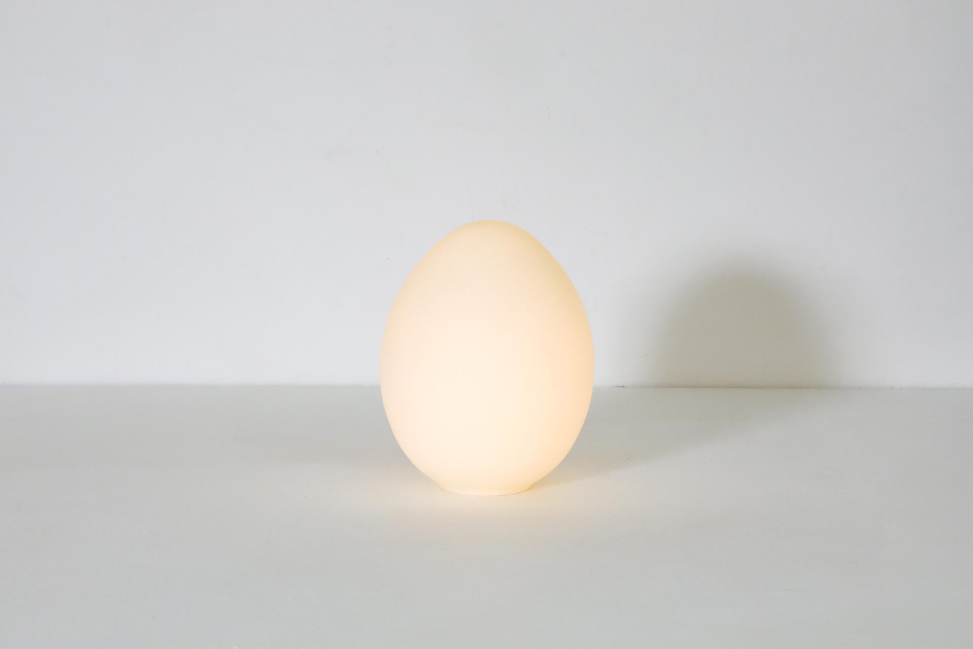 French 1970's Mid-Century Egg Shaped Milk Glass Table Lamp by Vianne