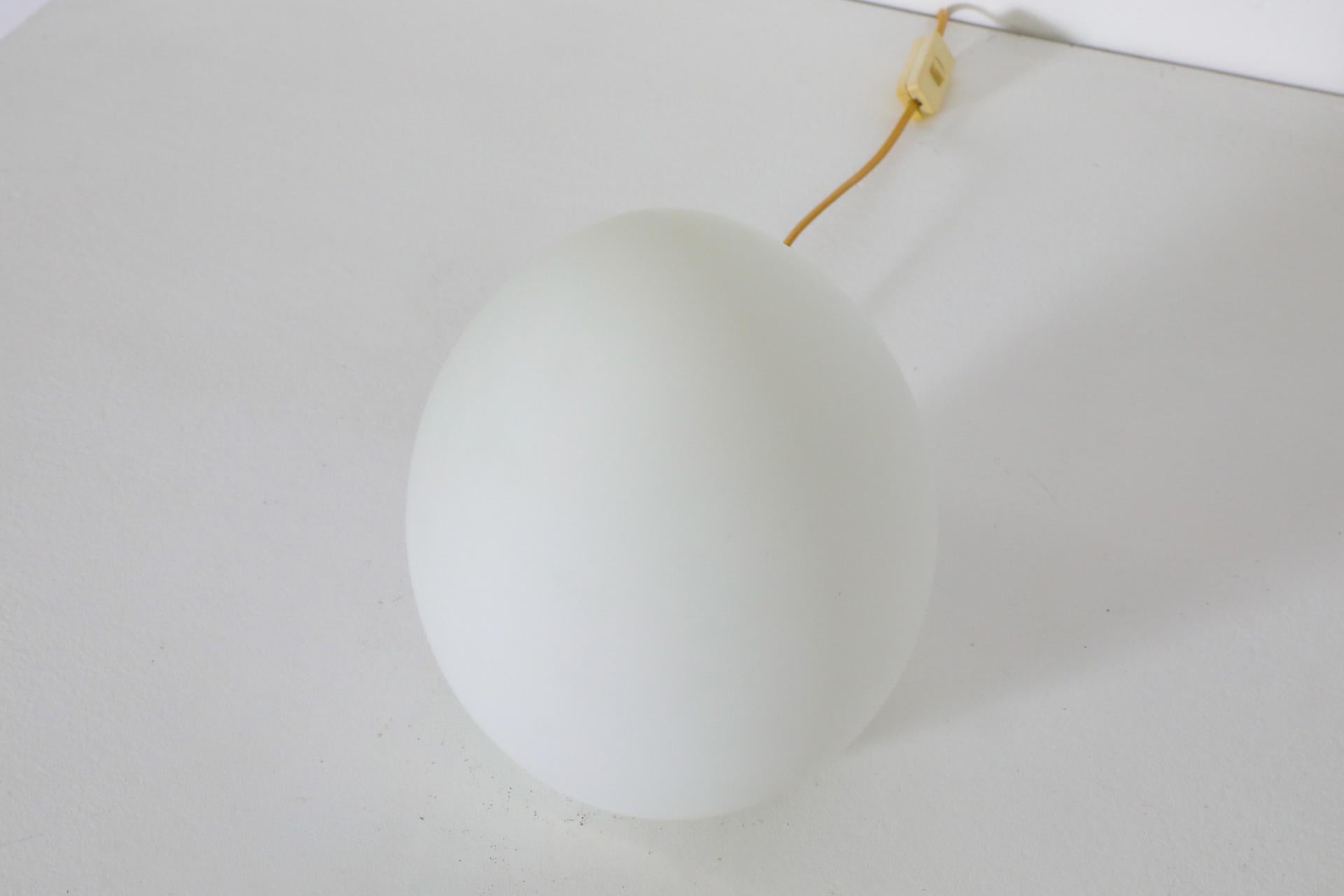 1970's Mid-Century Egg Shaped Milk Glass Table Lamp by Vianne 1
